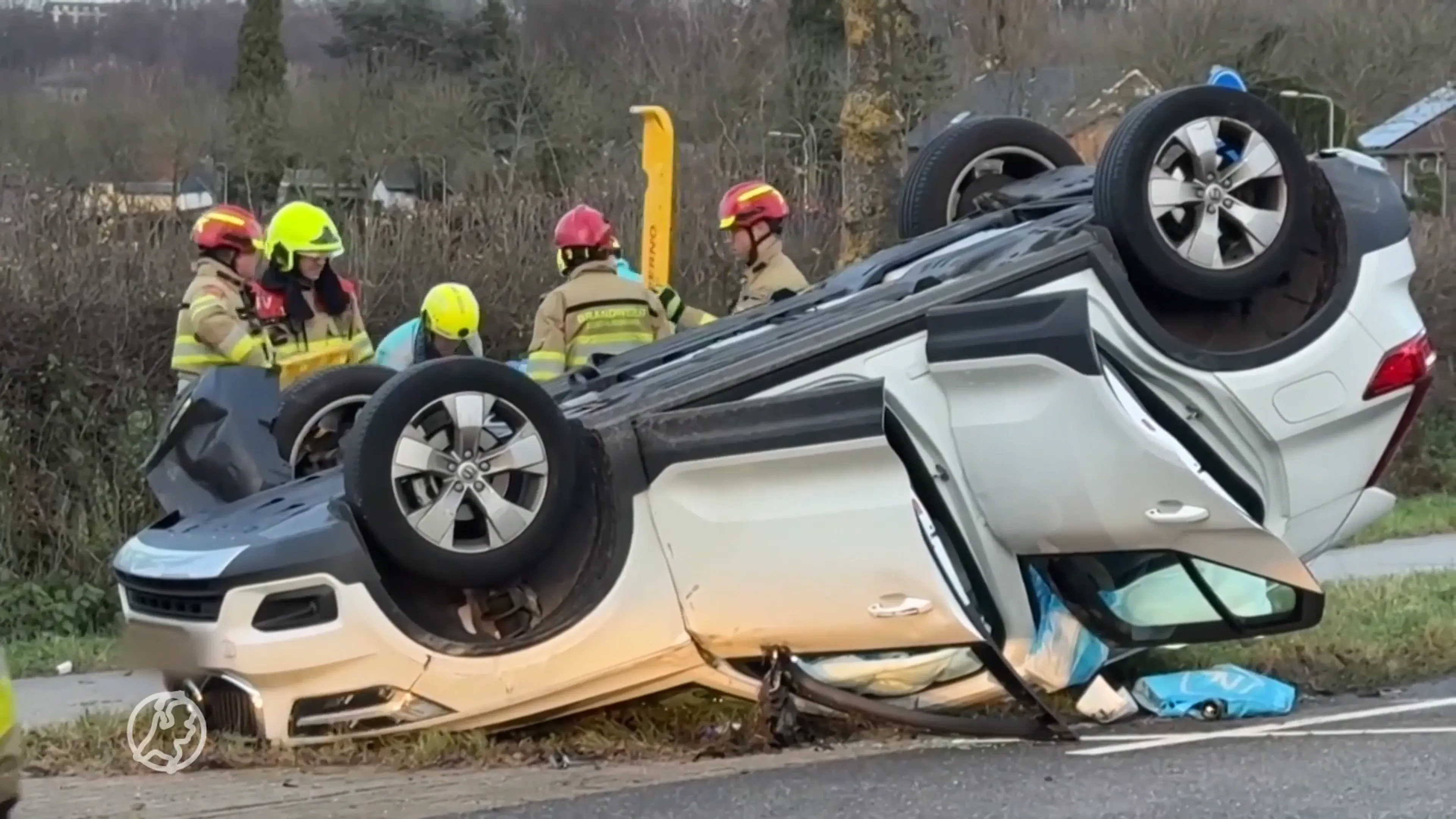 Auto over de kop geslagen bij aanrijding Geulle