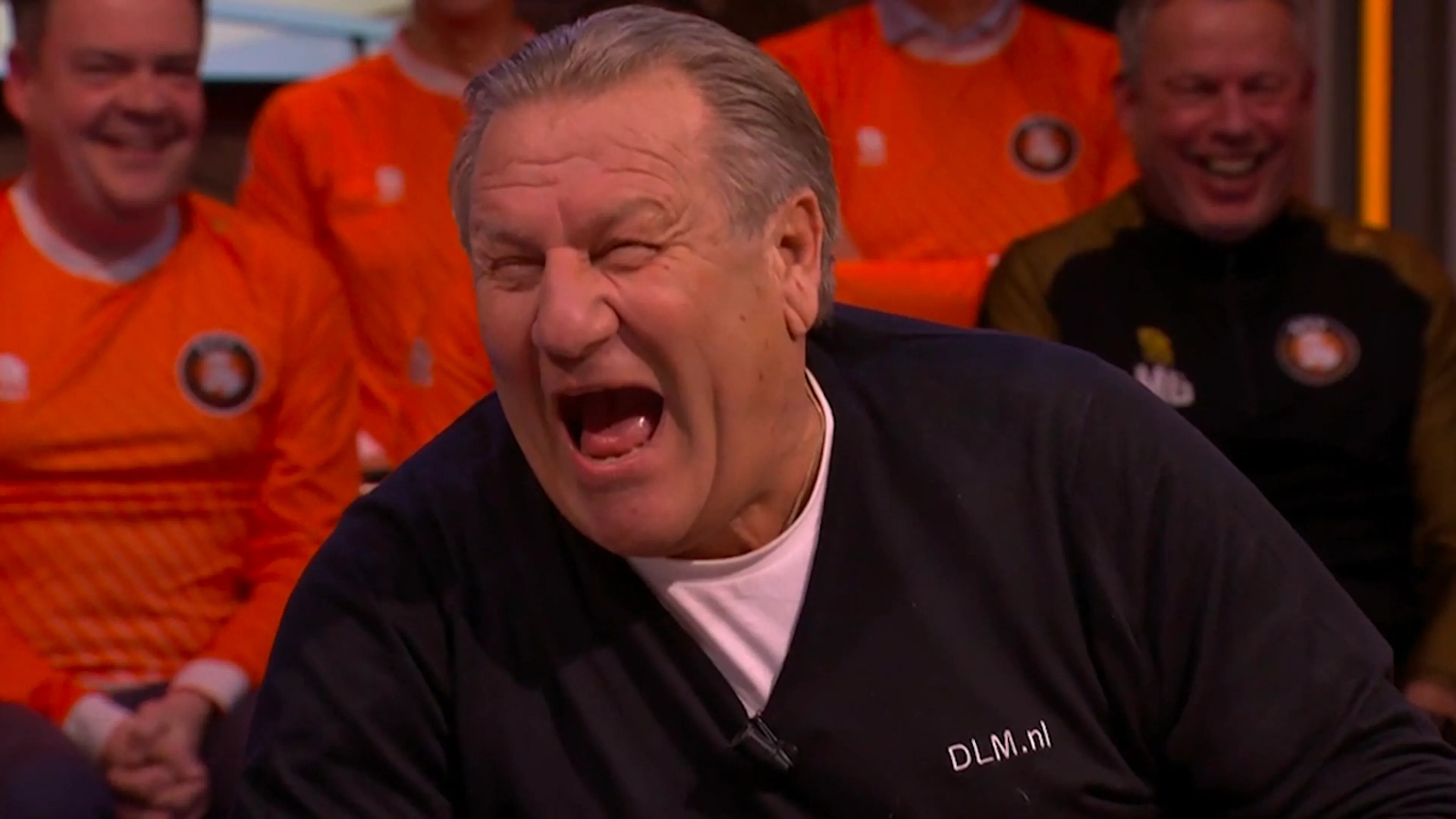 Jan grapt over dickpics Overmars: 'Heb ik ook drie keer gedaan, met een vergrootglas erbij!'
