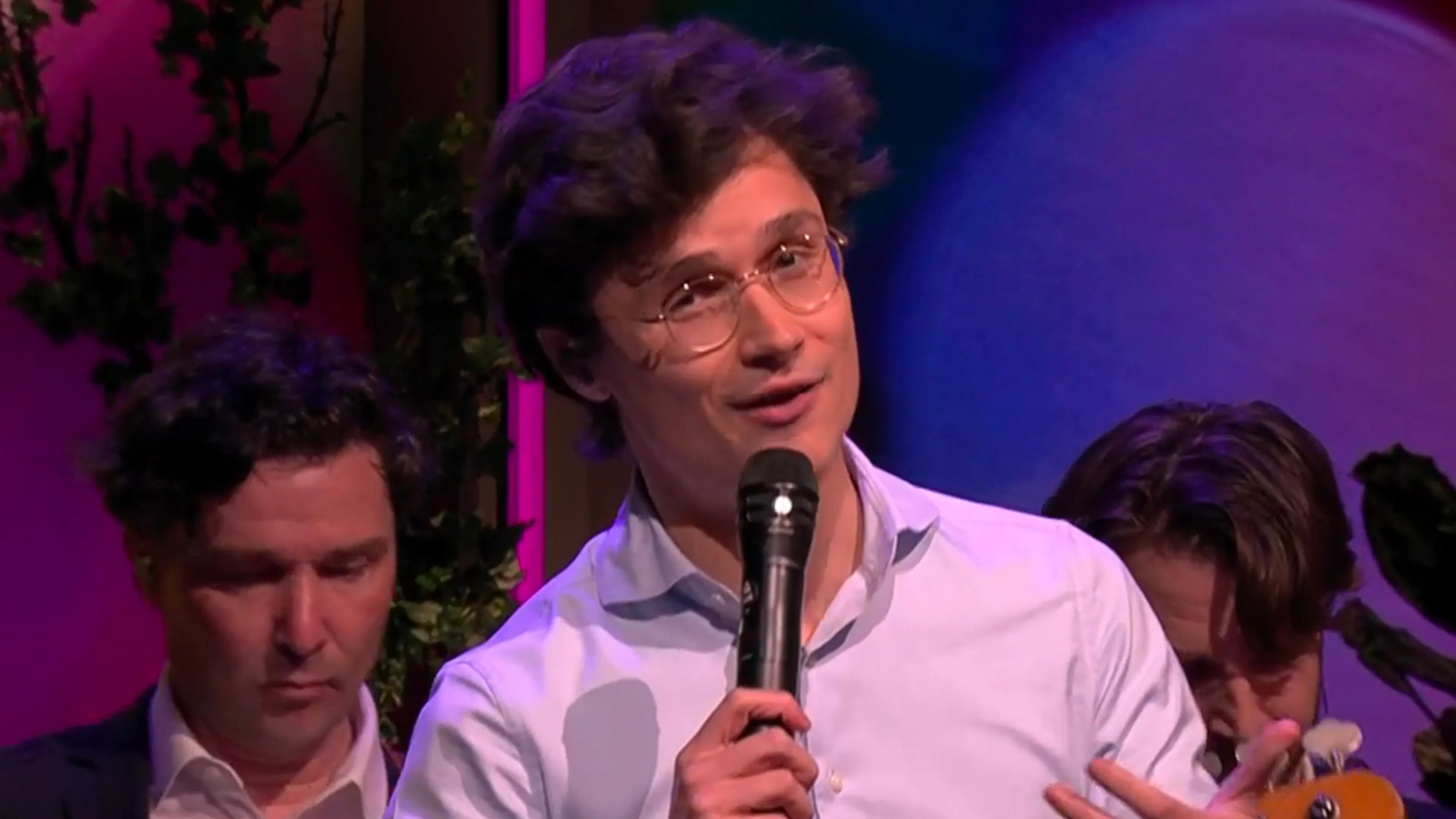 Dennis van Aarssen zorgt voor prachtige opening De Oranjezondag: 'That's Life'
