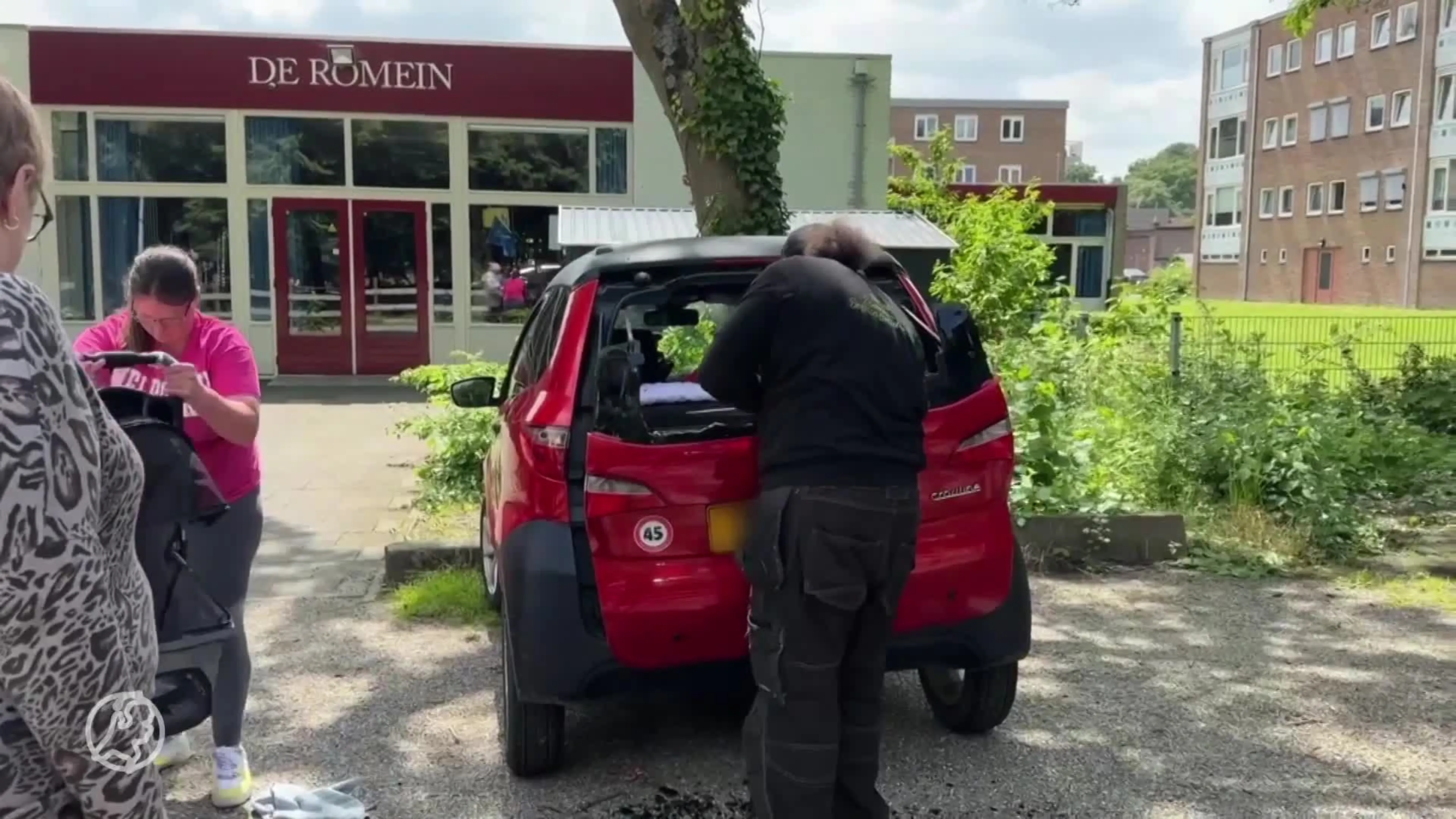 Vrouw krijgt schrik van haar leven: brommobiel ontploft bij starten van voertuig