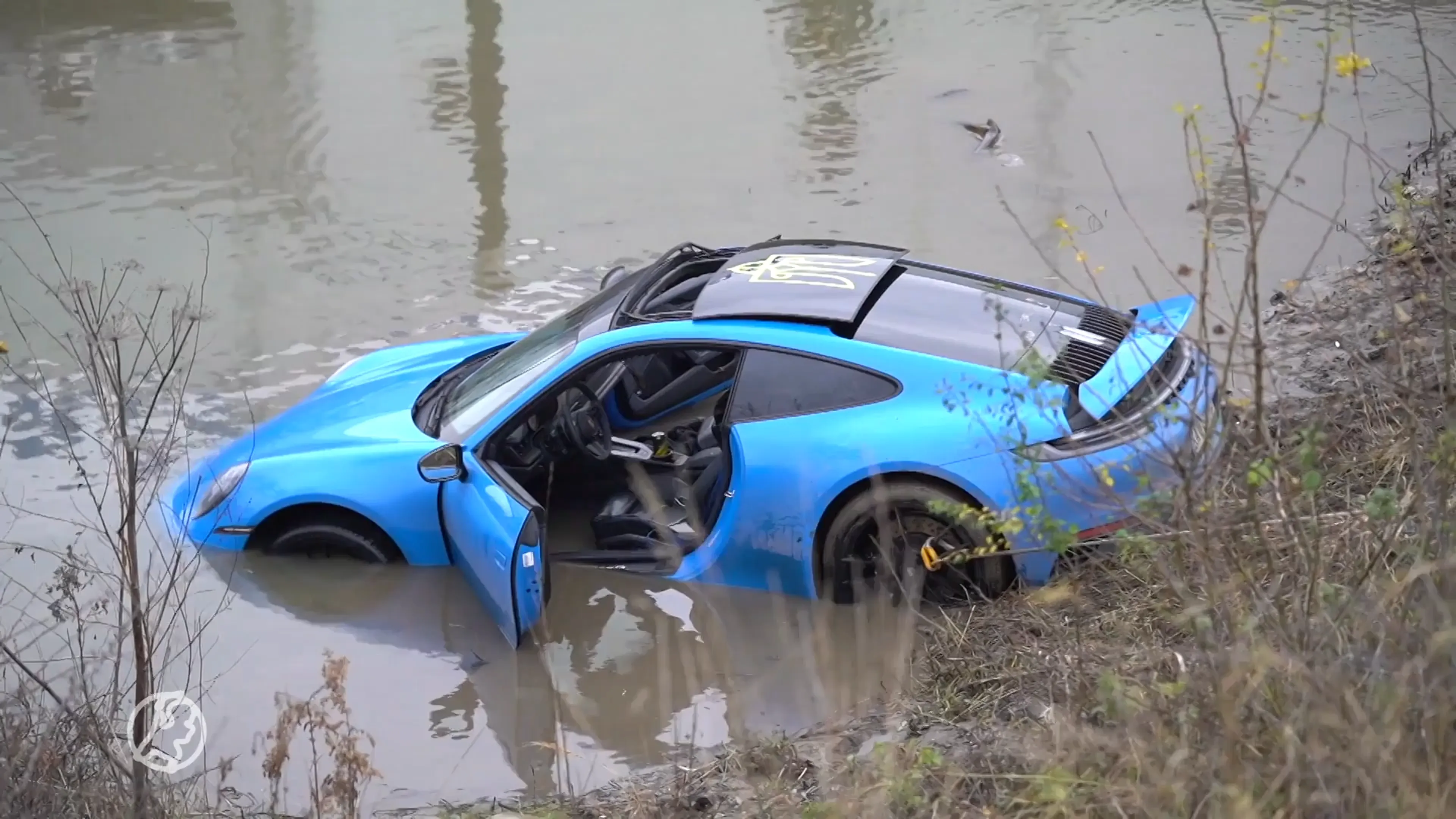 Porsche te water na ontploffing achter stuur