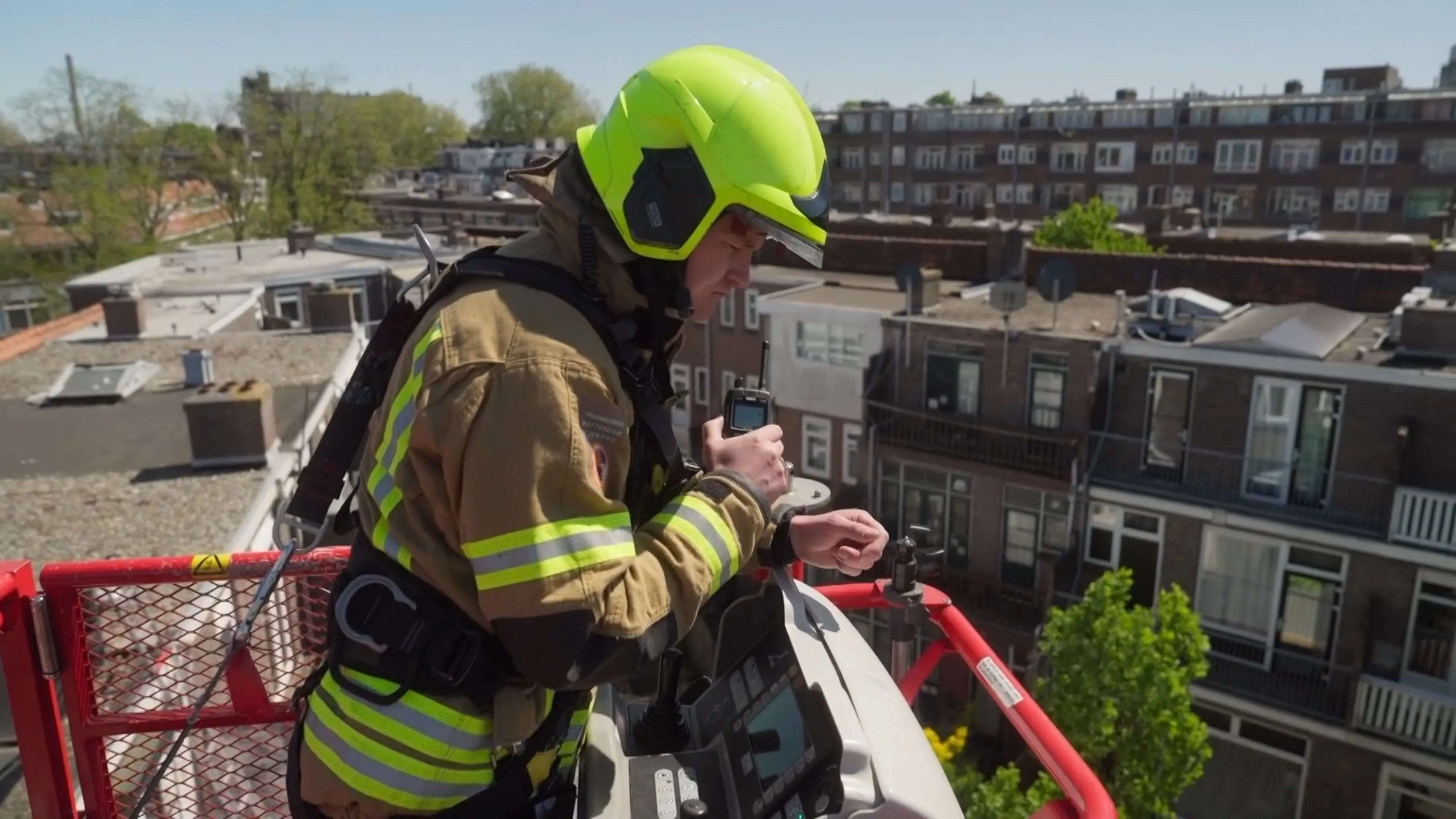 Flinke schuurbrand dreigt over te slaan naar woning