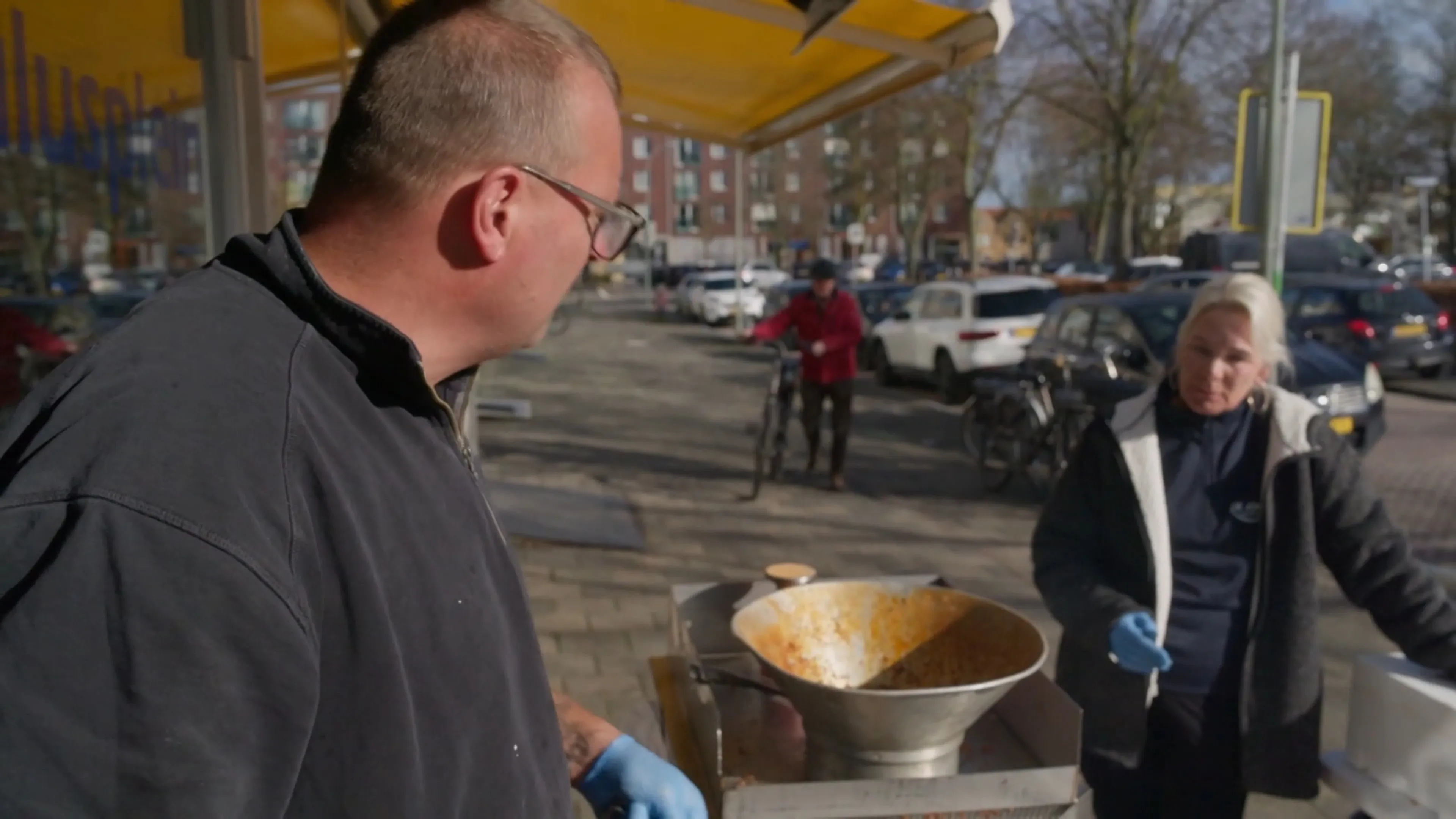 Tony en Derre delen kibbeling uit