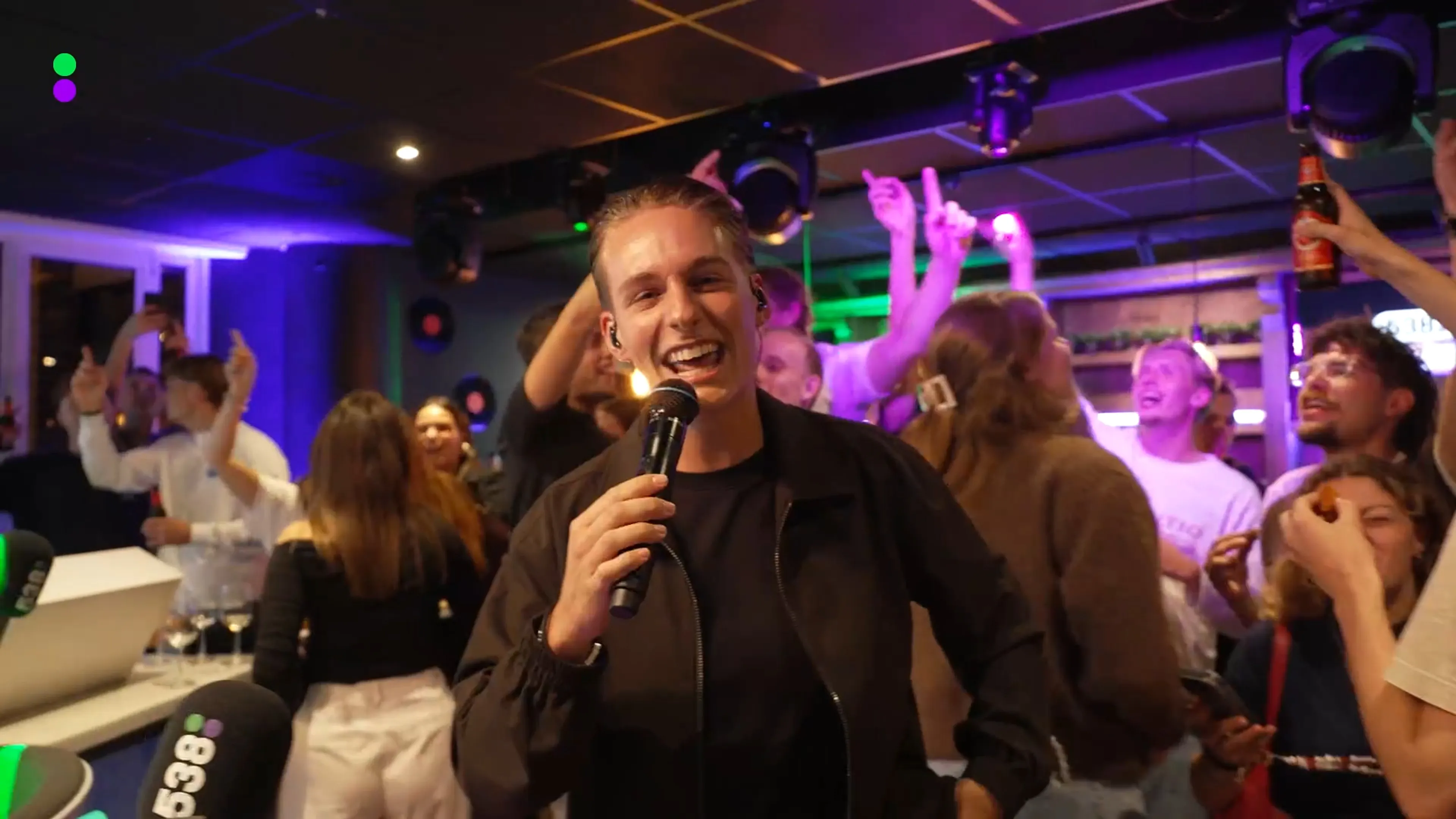Fons Veurink maakt er een 'feessie' van in de kroeg!
