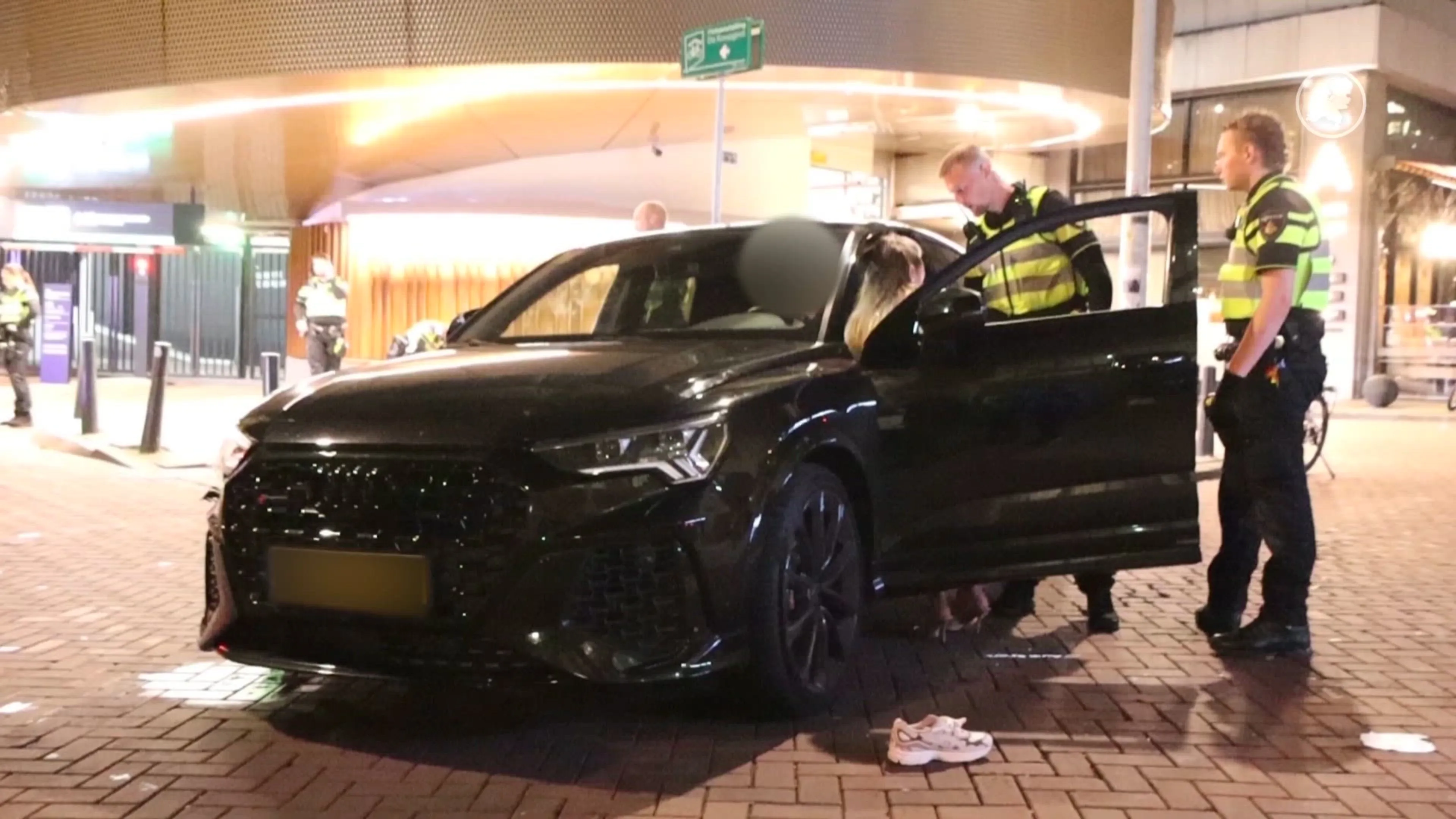 Dronken vrouw aangehouden na inrijden op terras Rotterdam