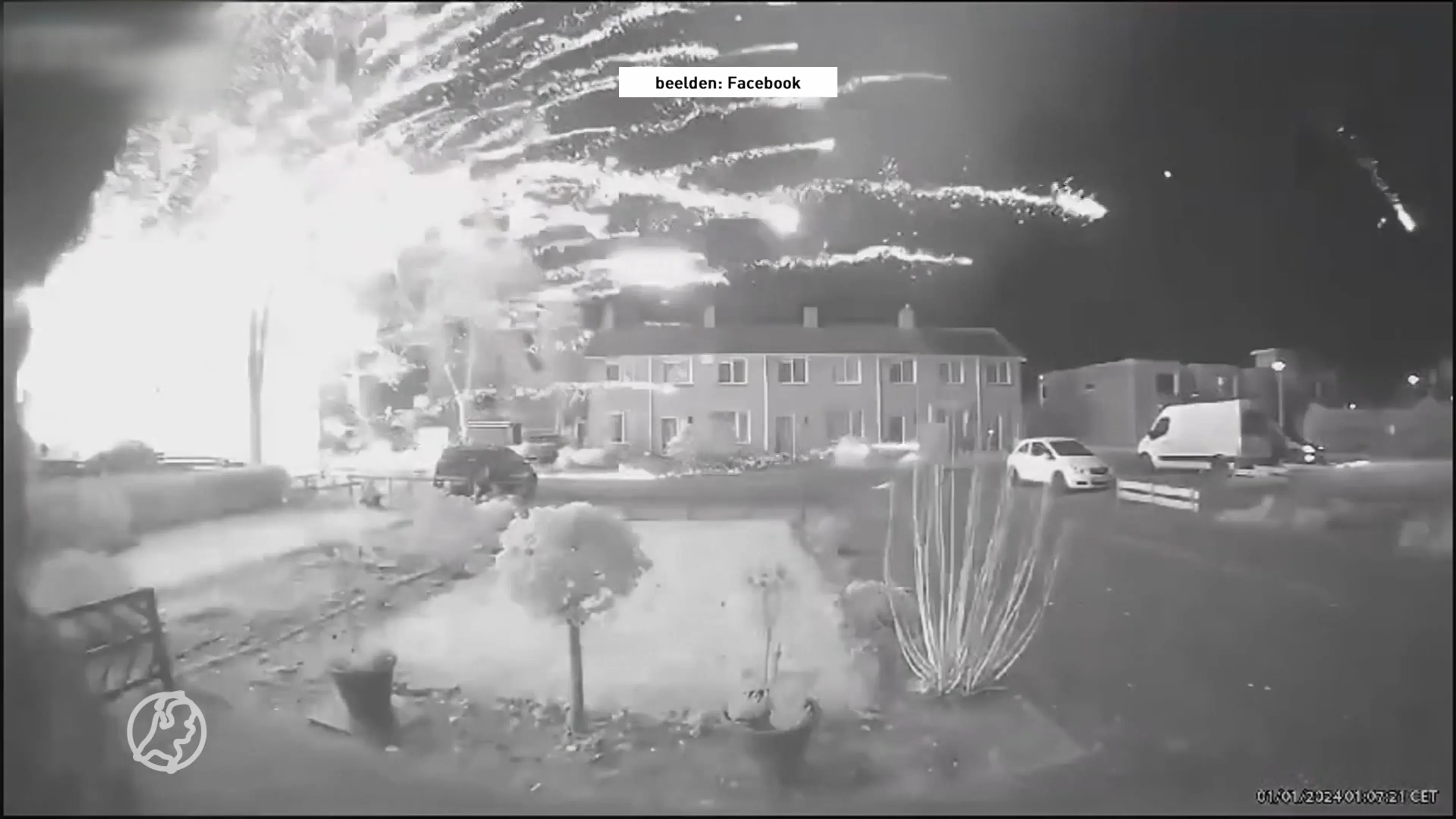 Deurbelcamera filmt verwoestende vuurwerkexplosies in Midwolda