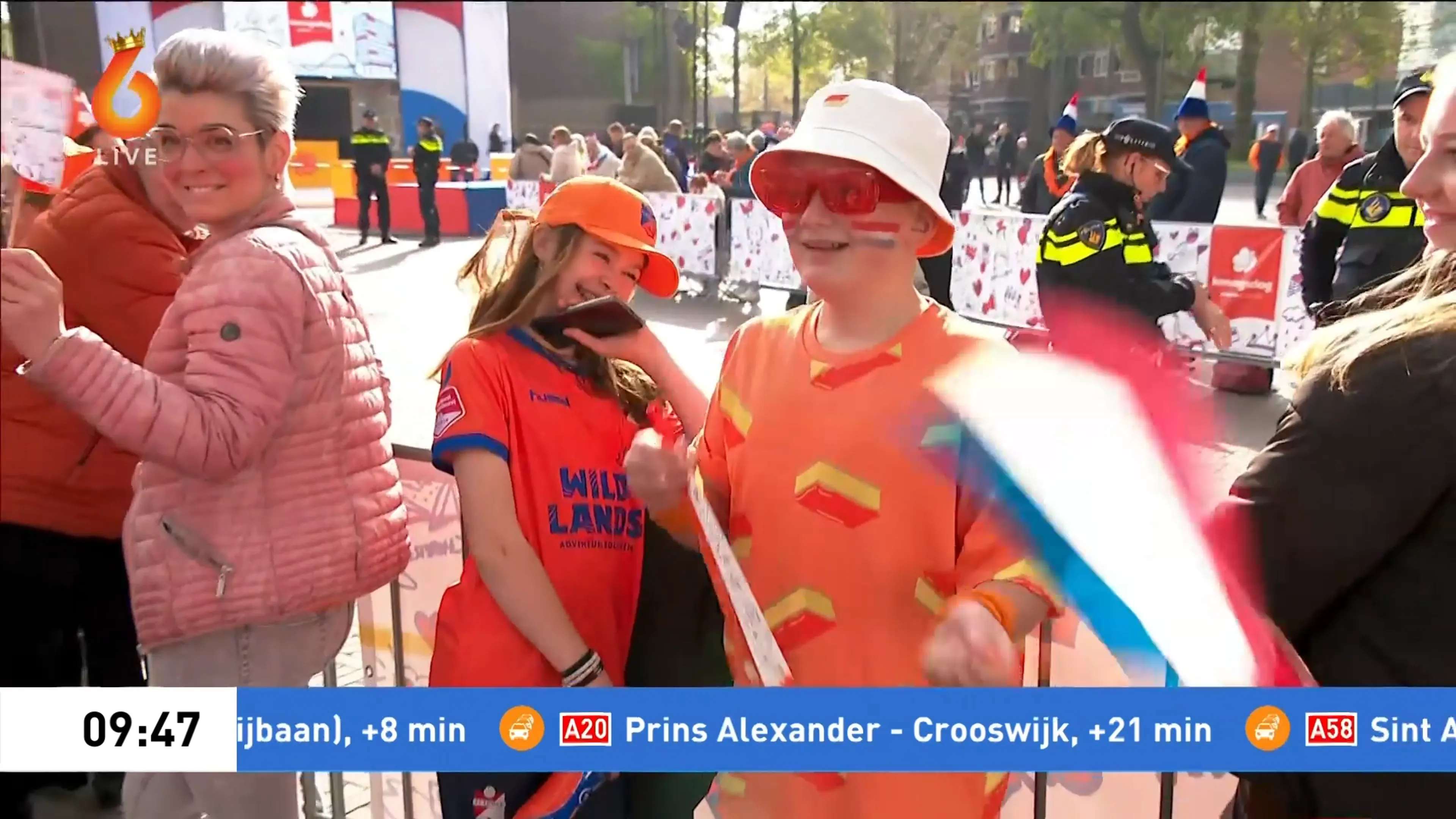 Eerste Oranjefans langs de koninklijke route in Emmen