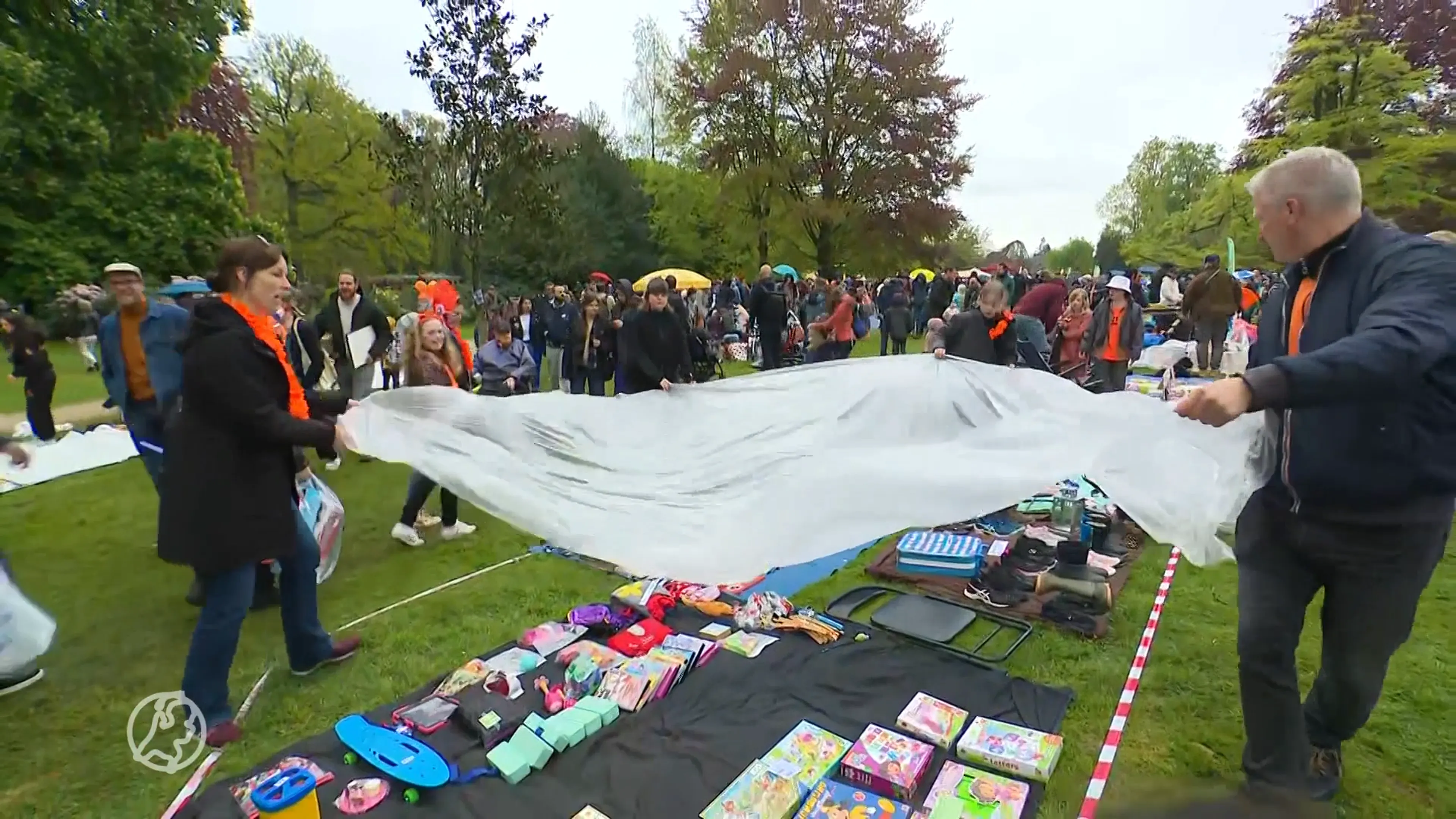 Koningsdag valt in het water, maar dat houdt deze mensen niet tegen