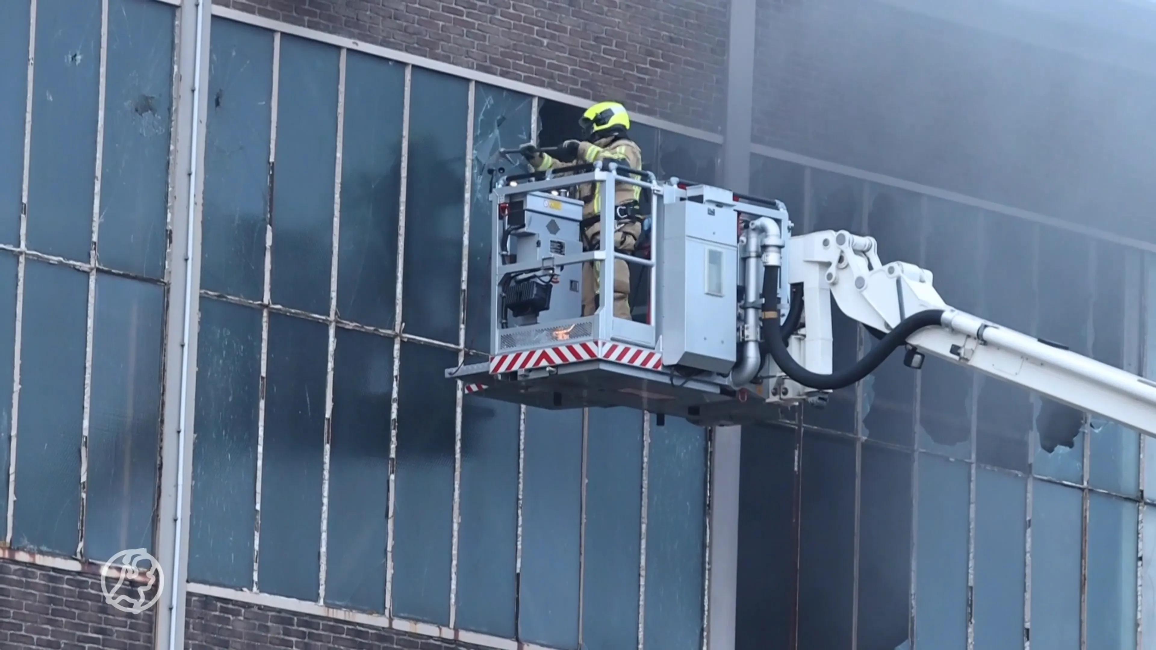 Brand in pand in Delft, omliggende horecagelegenheden ontruimd