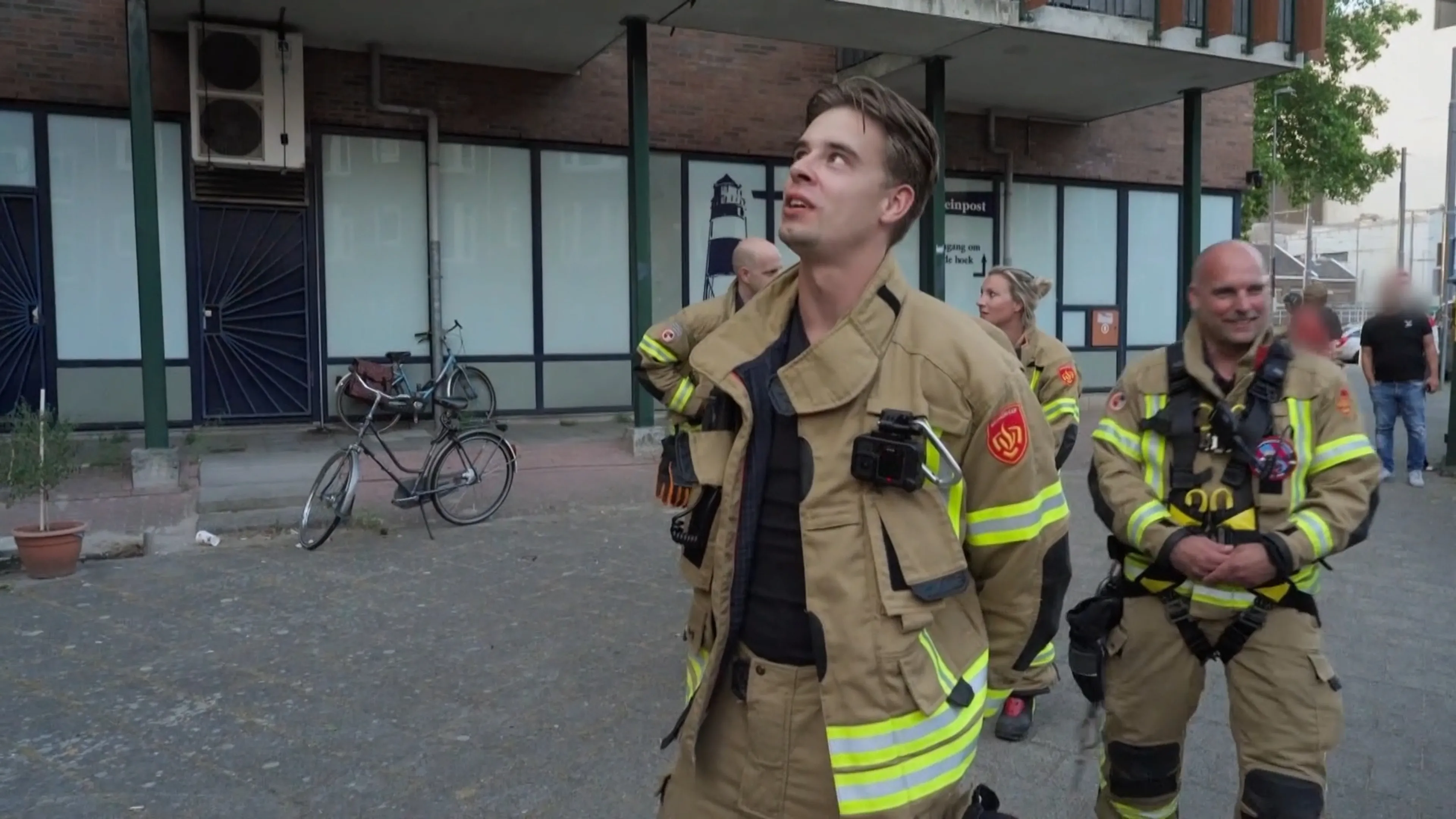 Herenigen brandweermannen papegaai Theo met zijn eigenaar?