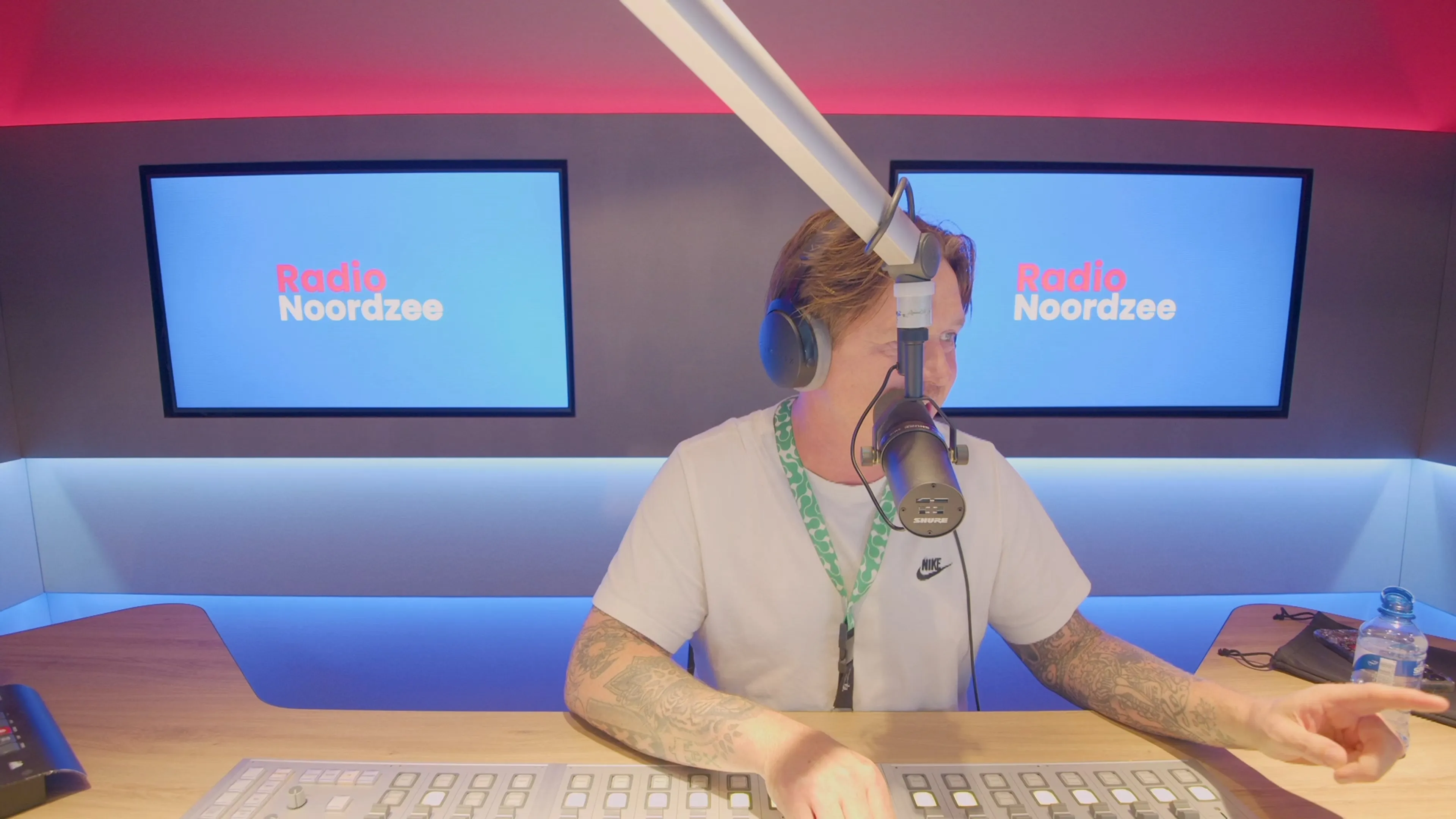 Johnny: "Download de gloednieuwe Radio Noordzee app!"