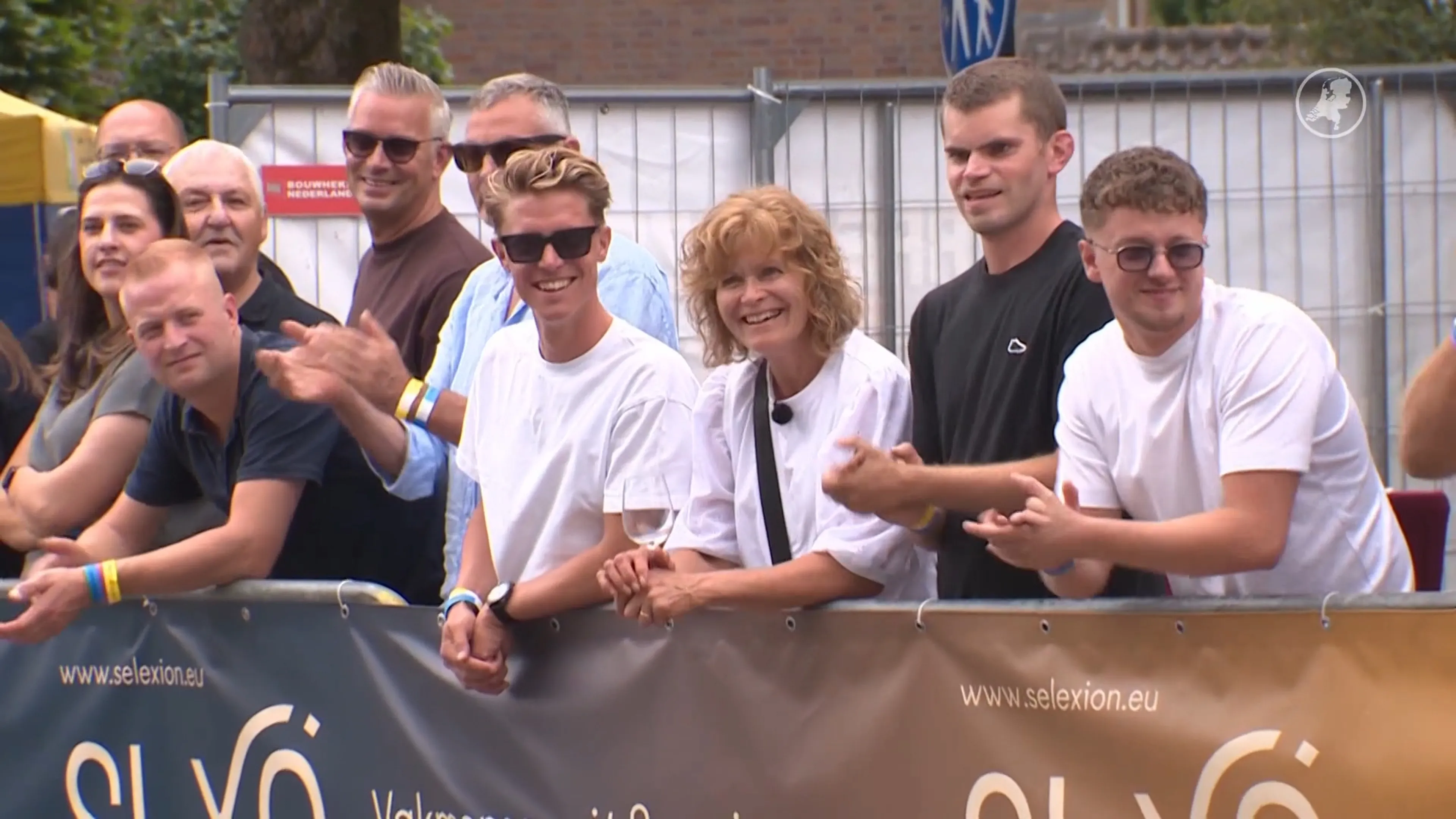 Feest in Etten-Leur: Demi Vollering gehuldigd na tweede Tourzege