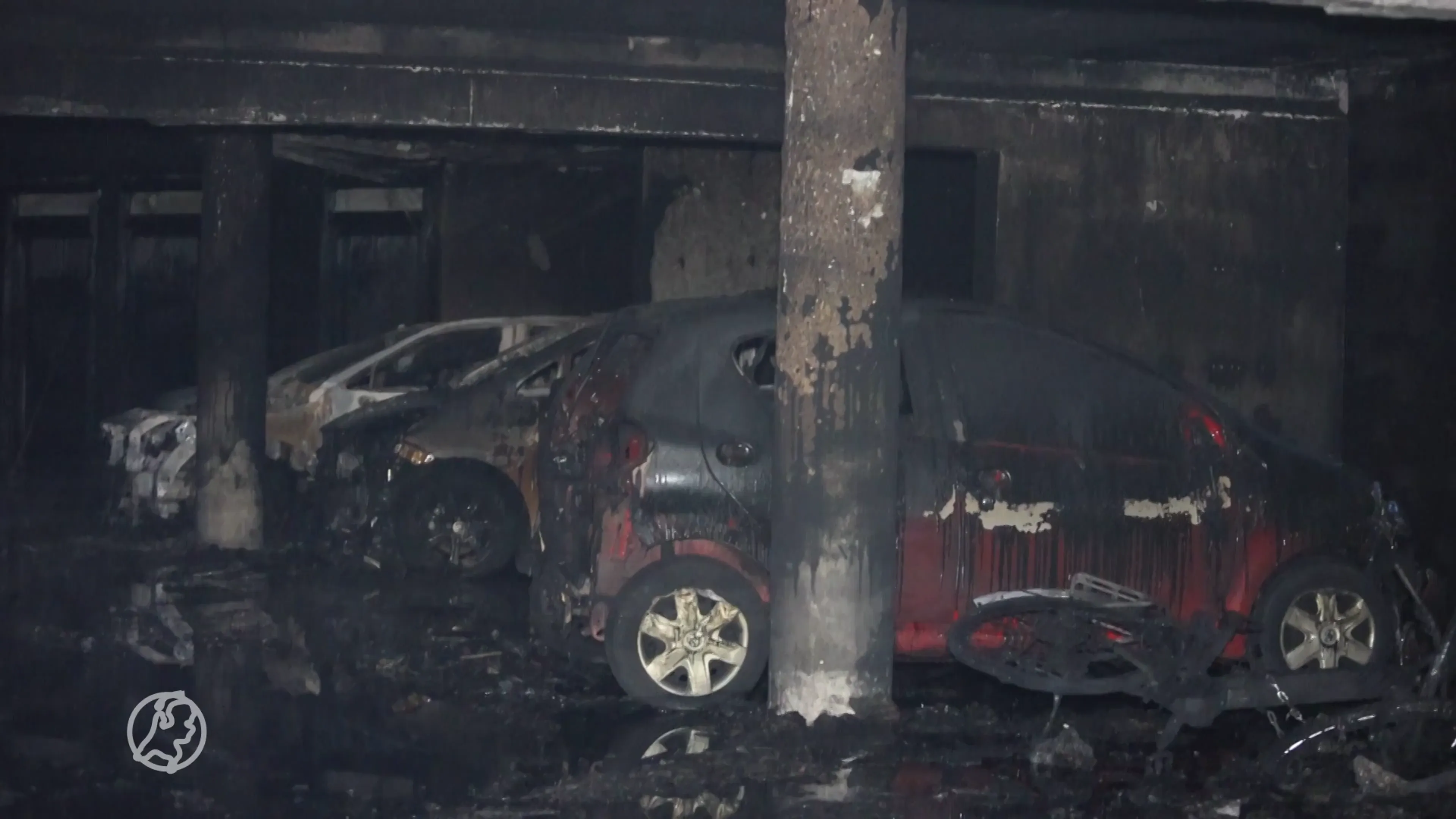 Beelden tonen zwartgeblakerde parkeergarage en gesmolten auto's na brand