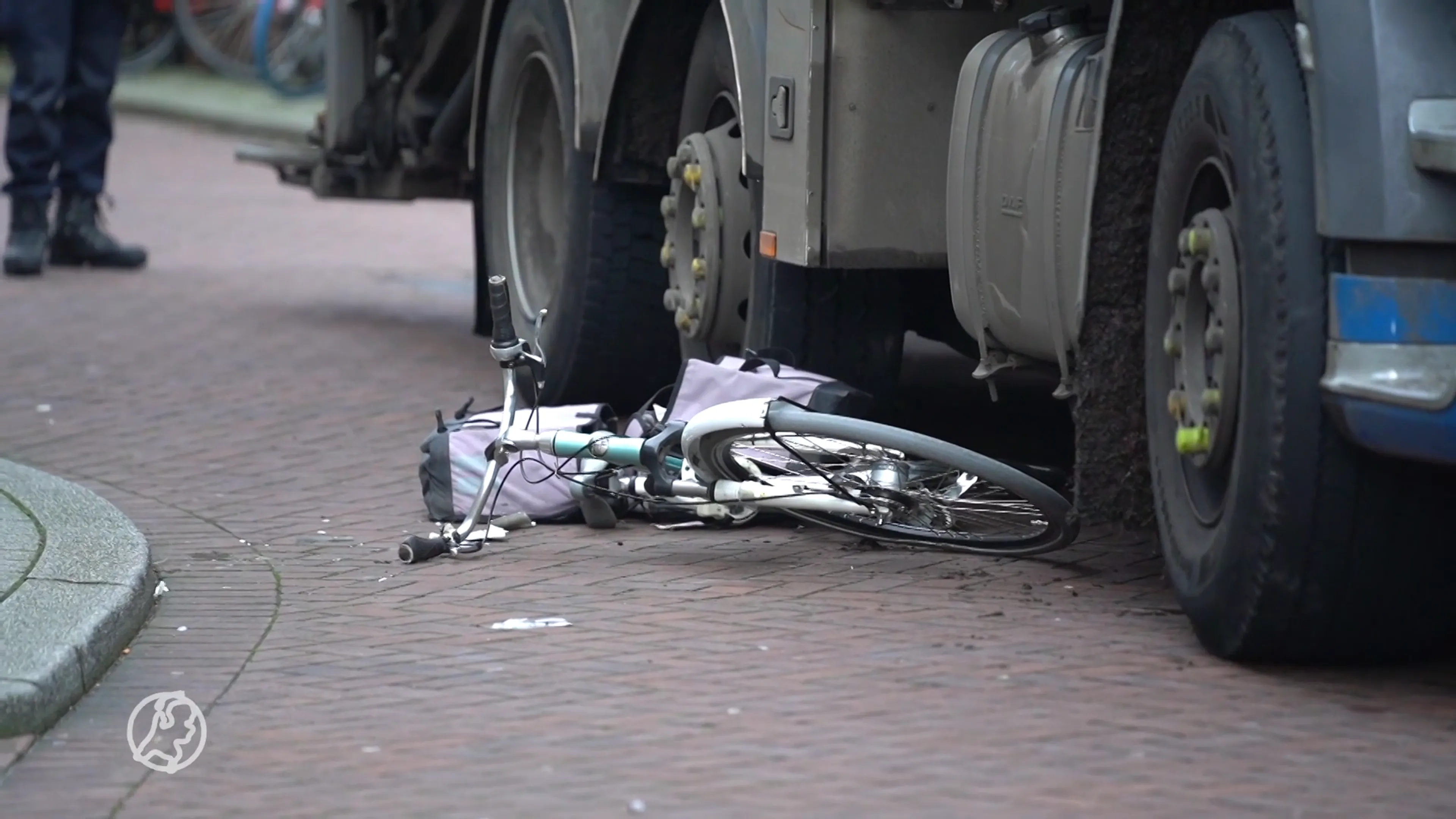 Fietsster komt onder vuilniswagen in Rotterdam, vrouw zwaargewond