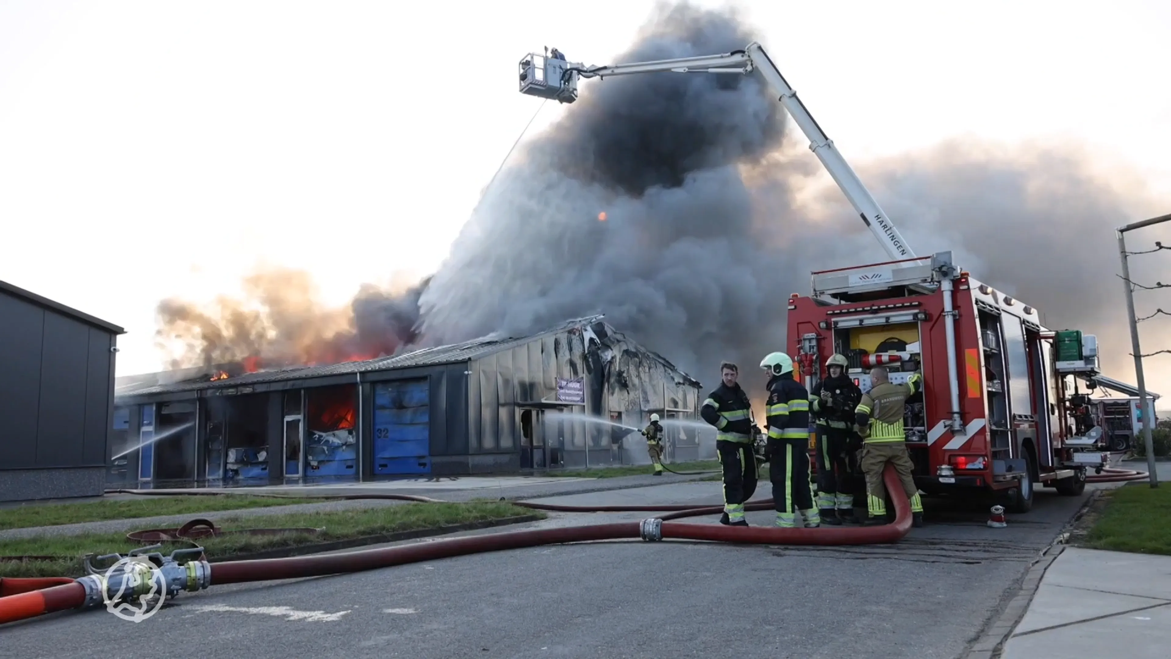Grote brand in loods in Franeker, NL Alert wegens rook