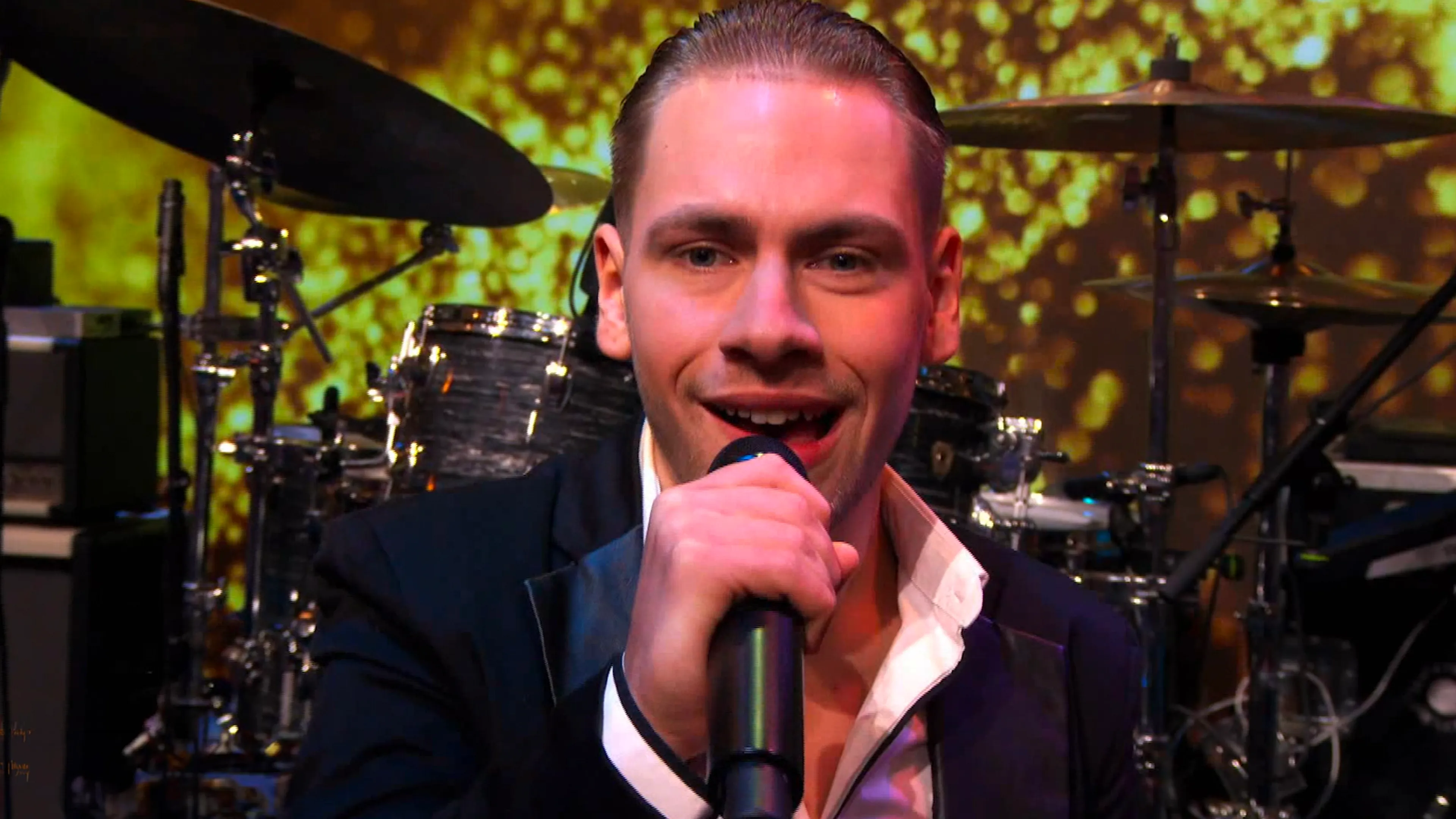 Gio Swikker jaagt vrouwenharten op hol met dm-verzoek en hitsingle!