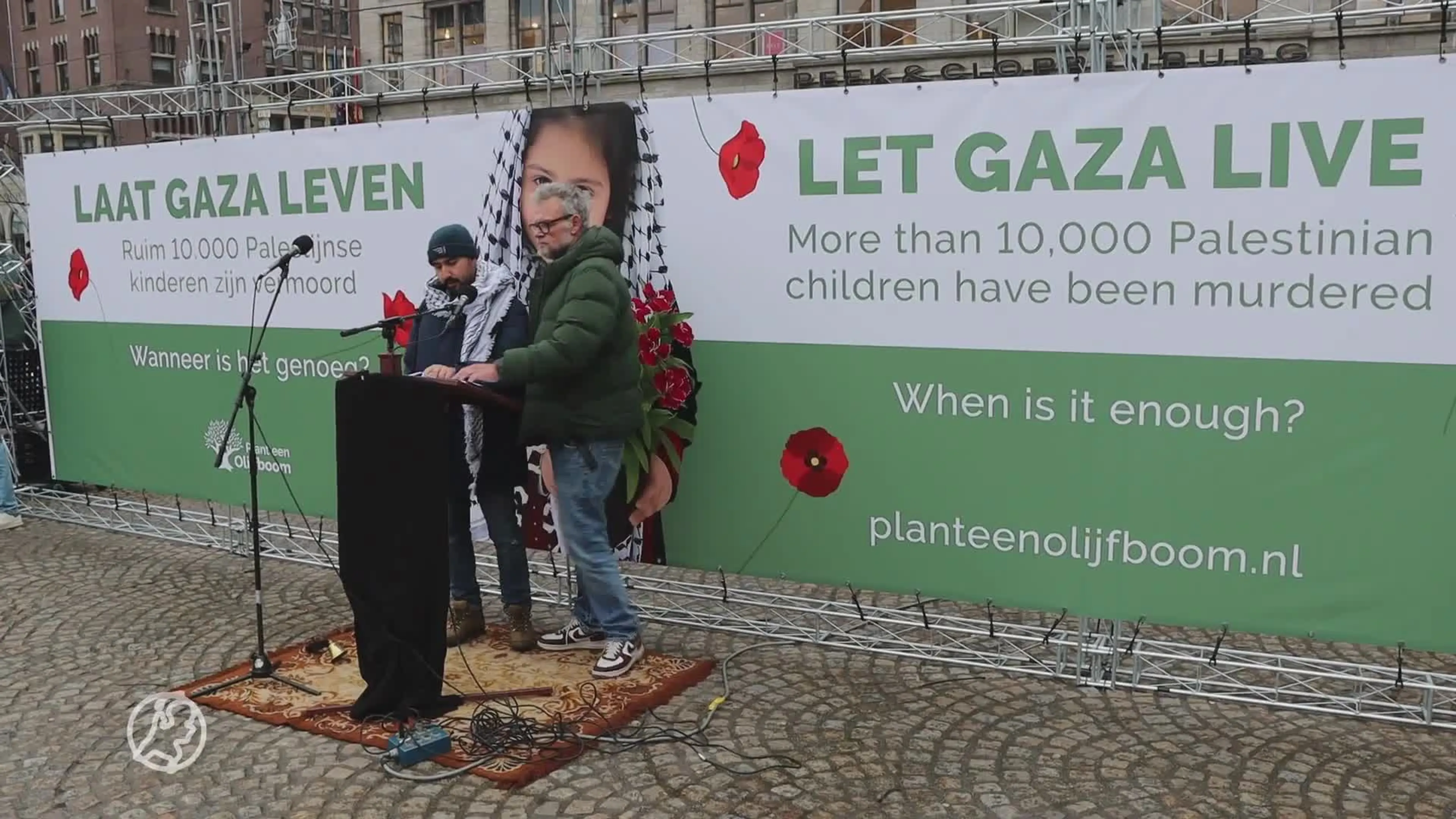 Duizenden schoenen op de Dam voor overleden kinderen