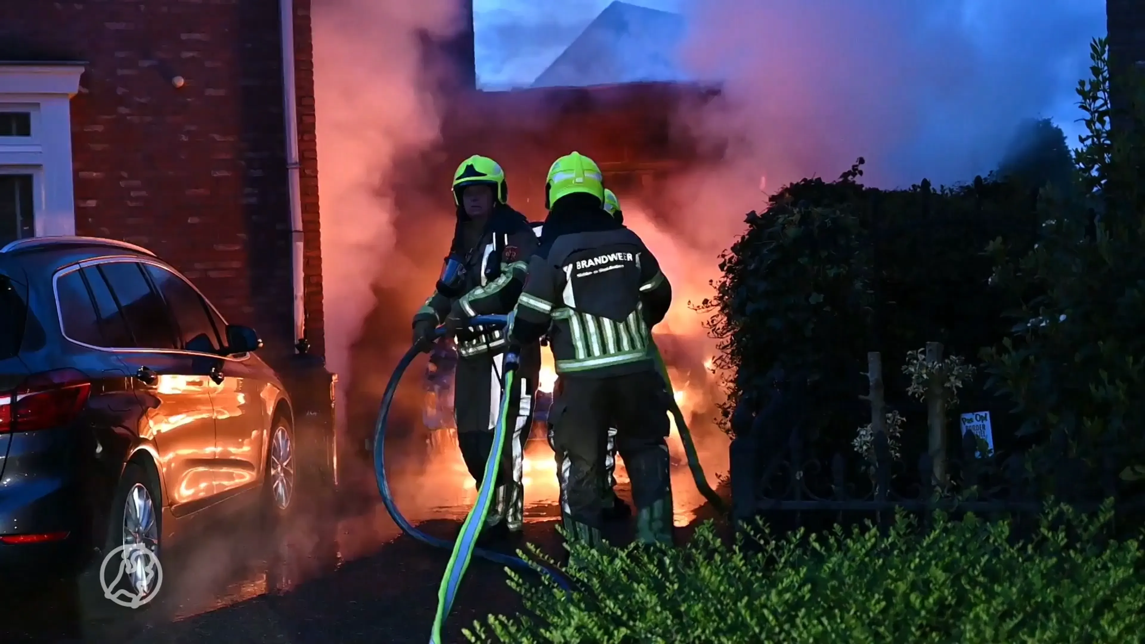 Elektrische auto vat vlam in Etten-Leur en slaat over op garage