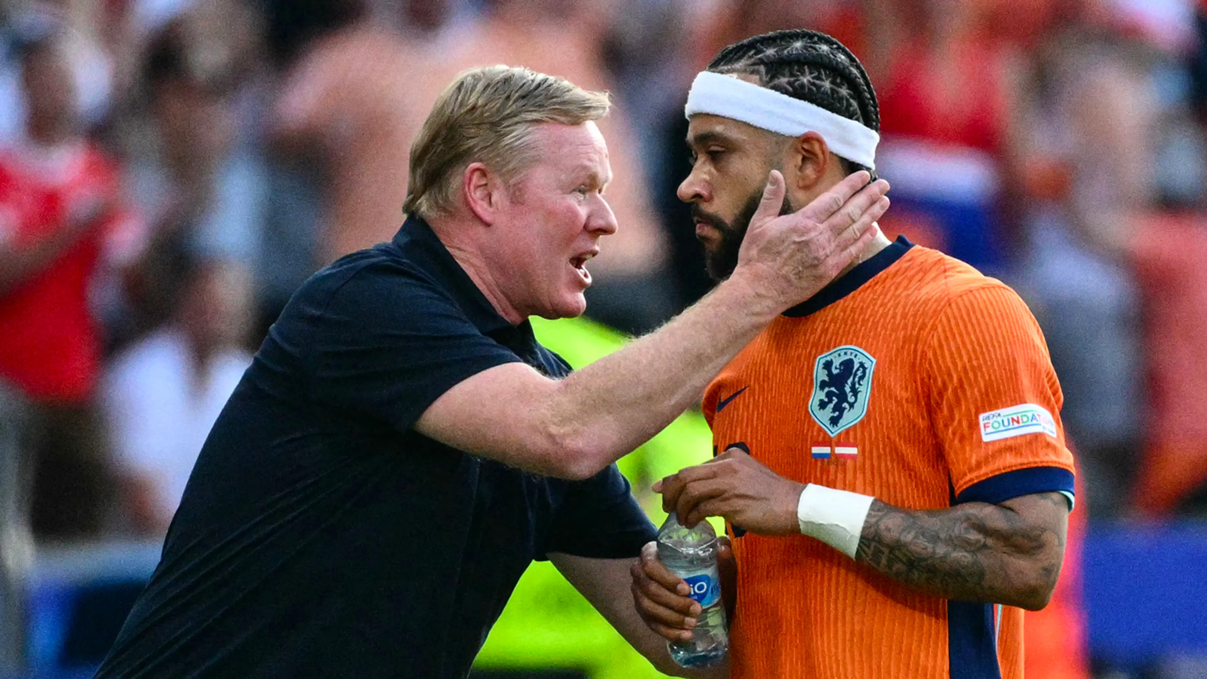 'Koeman is gewoon een hele laffe coach, hij durft namelijk Depay niet te wisselen!'