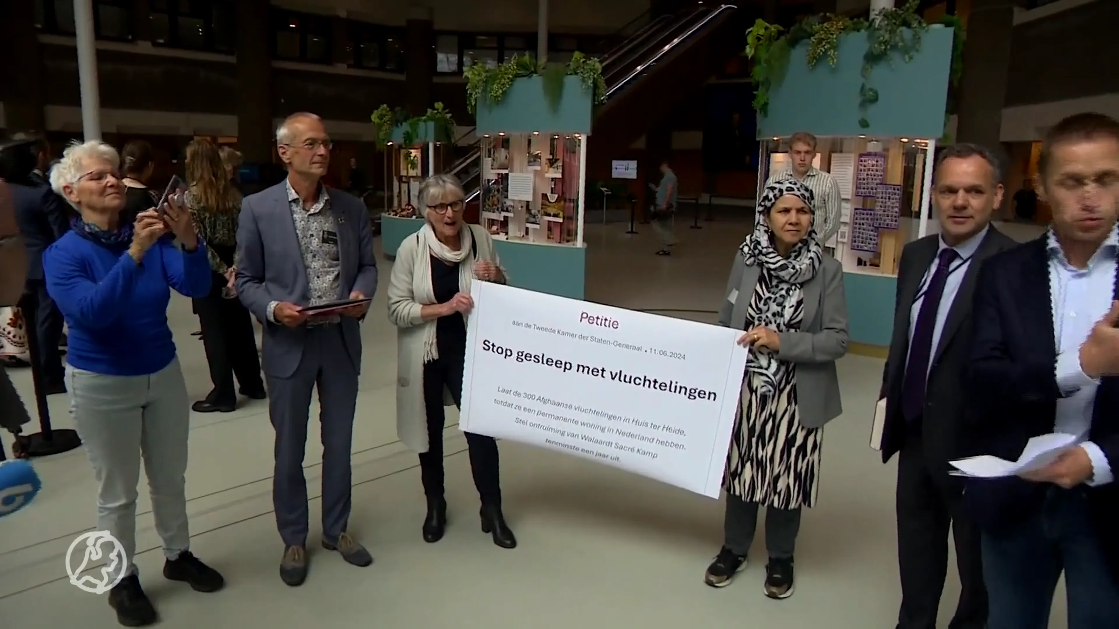 Inwoners Huis ter Heide willen niét dat asielopvang sluit en overhandigen petitie