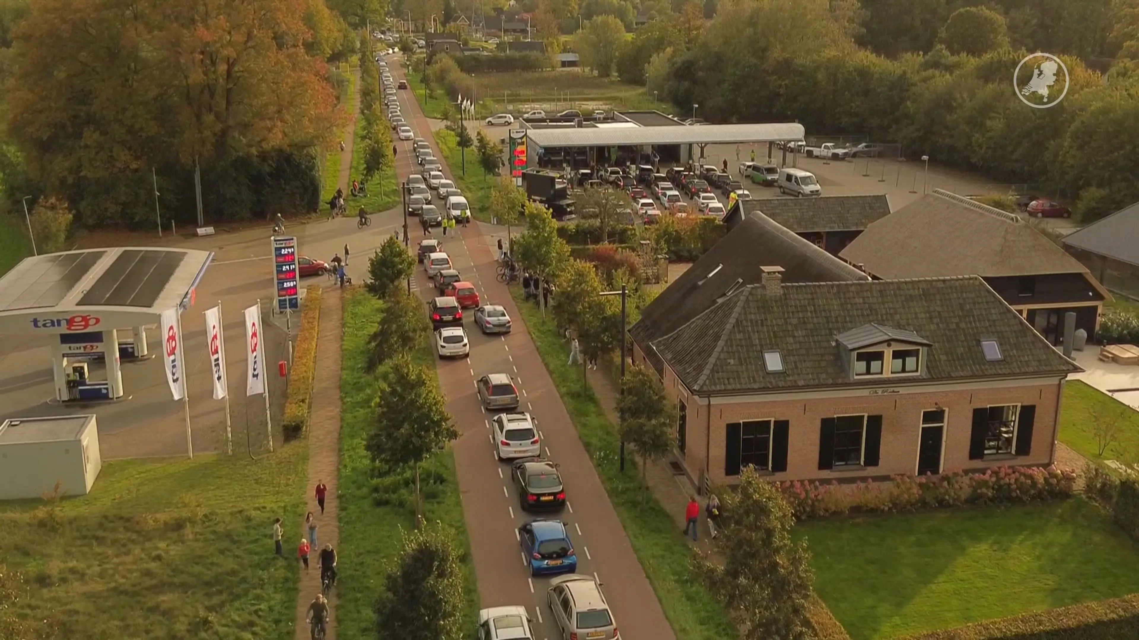 Tankstation sluit na 38 jaar en stunt met benzine voor 1 euro per liter