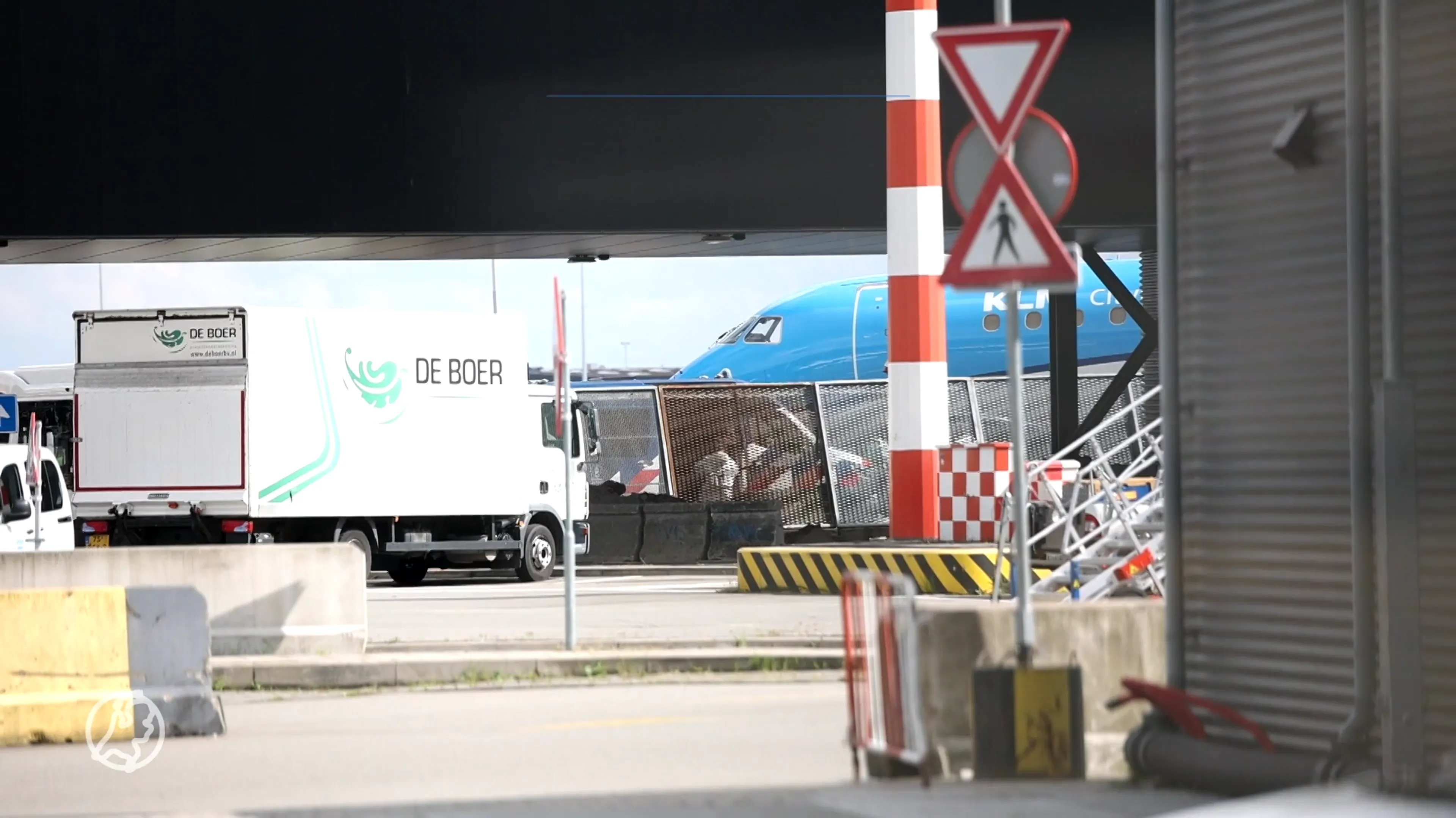 Persoon komt op Schiphol in draaiende vliegtuigmotor en overlijdt: 'Afschuwelijk incident'