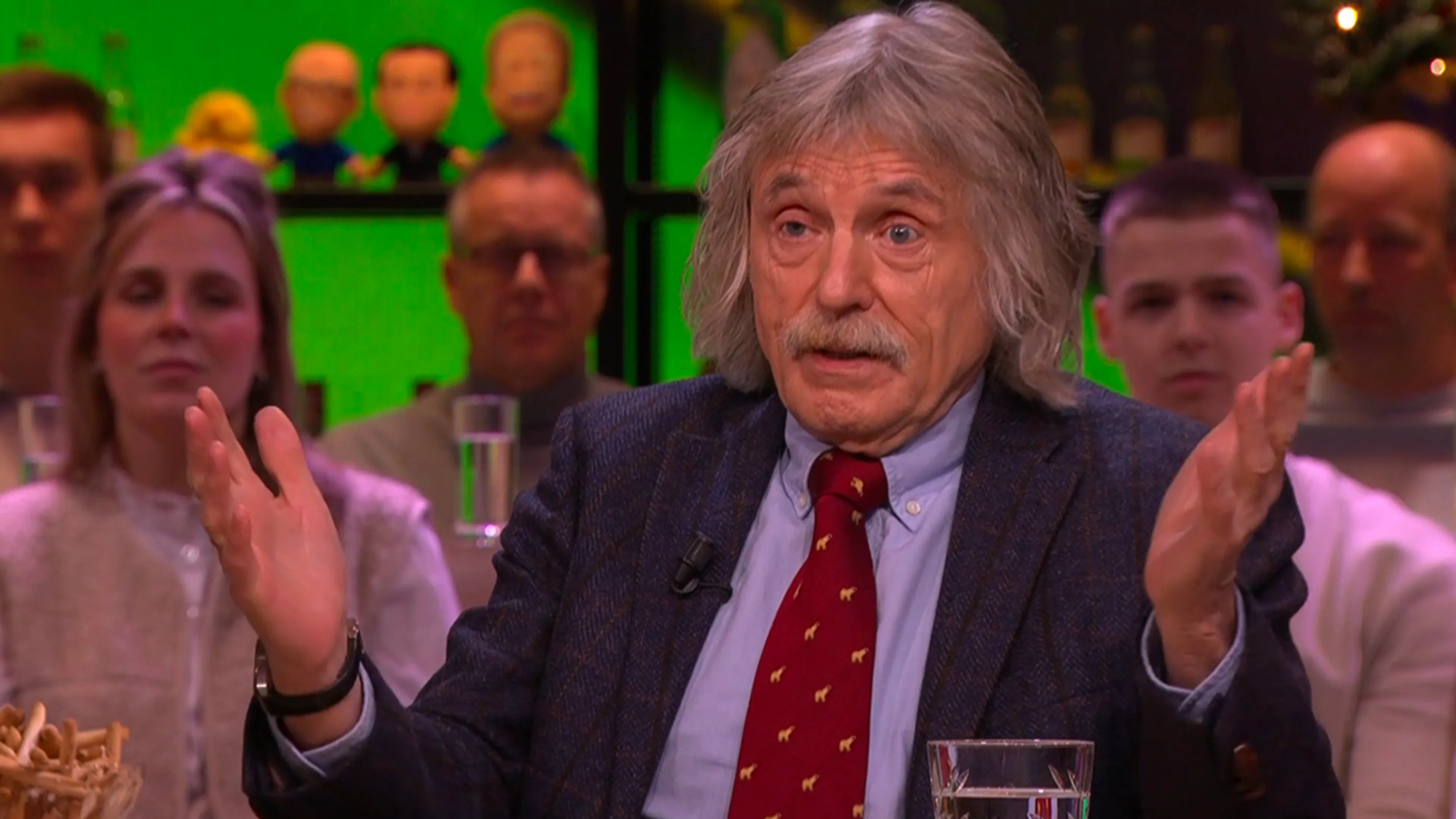 Johan ziet gevaarlijke combi bij Eredivisie-club: 'Hij heeft er 28 miljoen in gedouwd, en het is nog niks!'