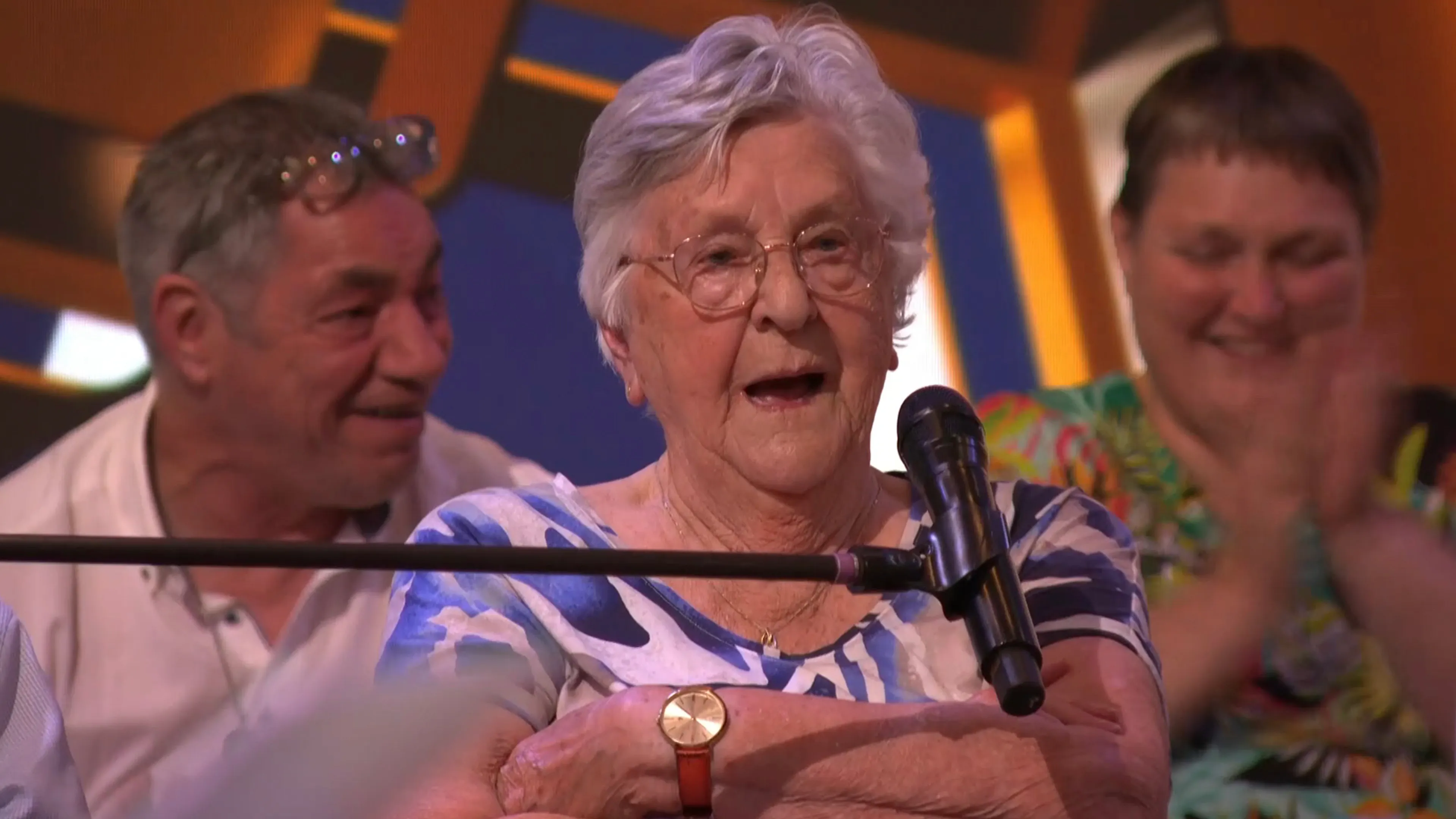 Negentigjarige Sjaan grijpt het woord bij Vandaag Inside en is NIET meer te stoppen!