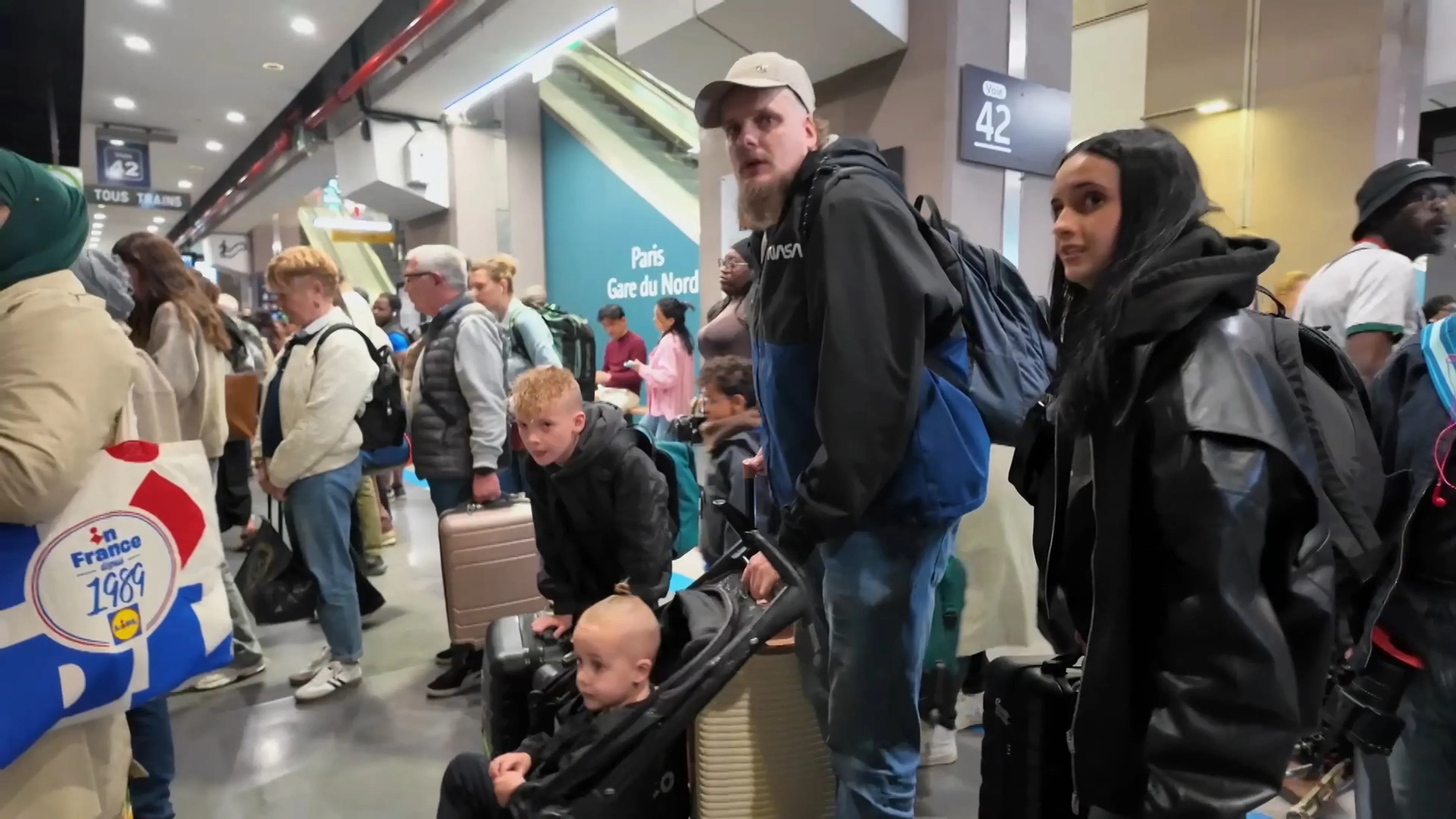 Familie Den Hollander past niet met z'n allen in de metro