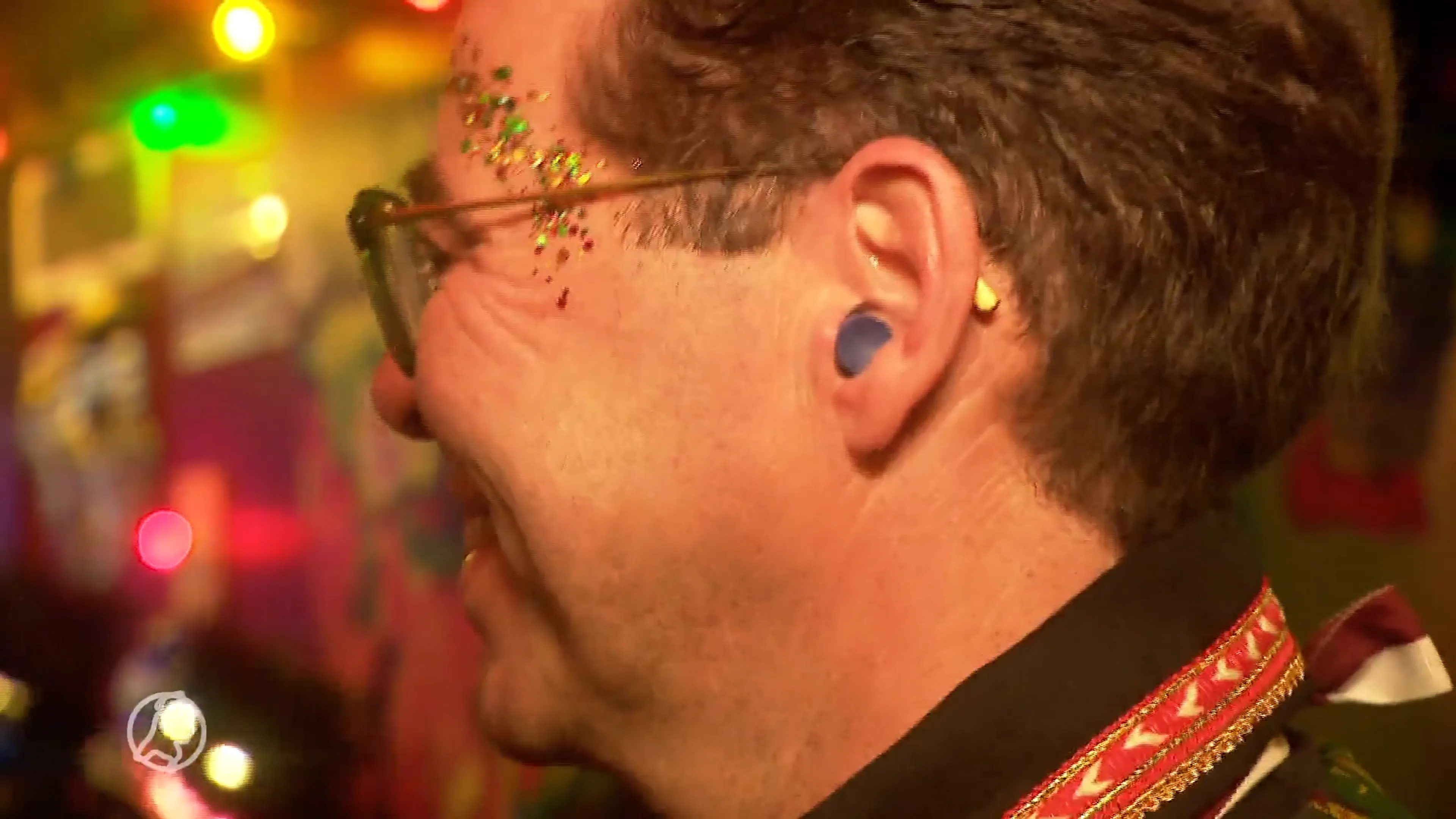 Marcel deelt duizenden oordopjes uit tijdens carnaval: 'Denk aan t koppie, gebruik t doppie'