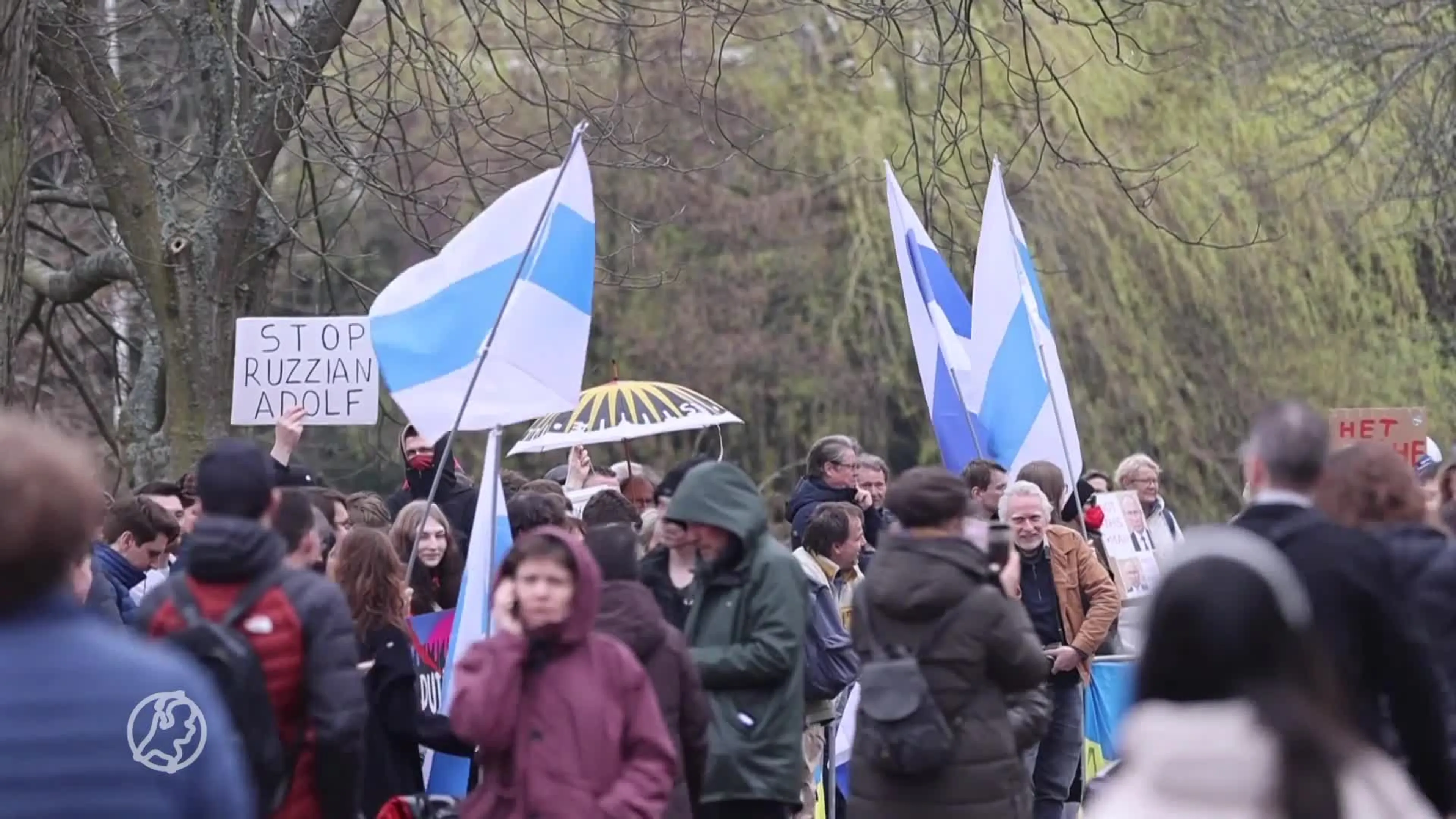Duizenden mensen bij Russische ambassade in Den Haag na protestoproep