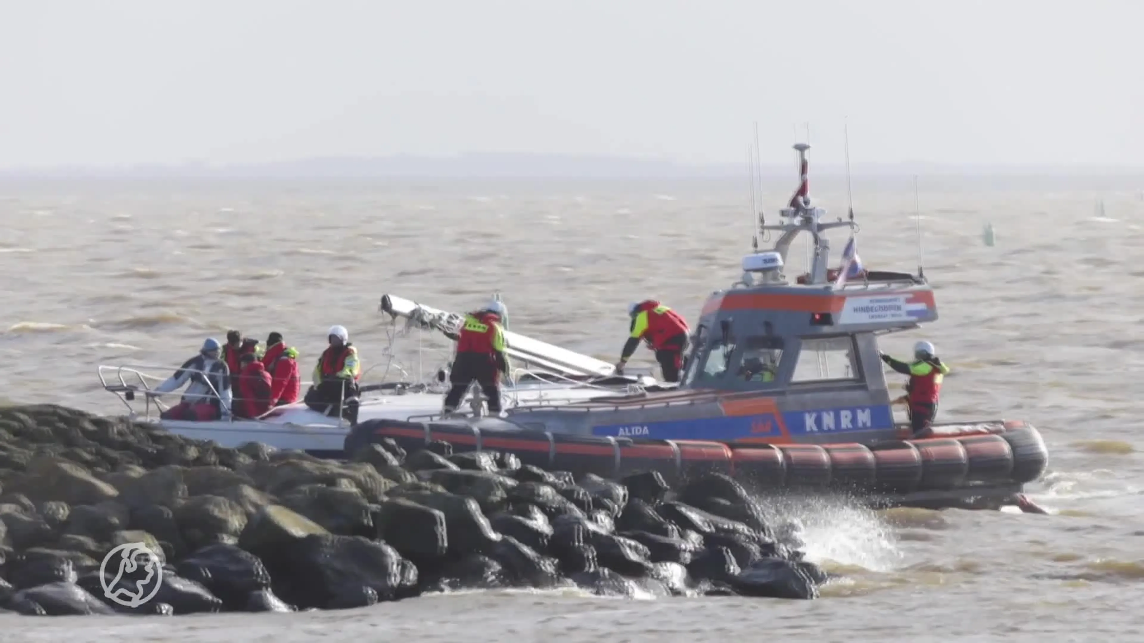 Mast breekt af van zeilboot op IJsselmeer, één opvarende zwaargewond