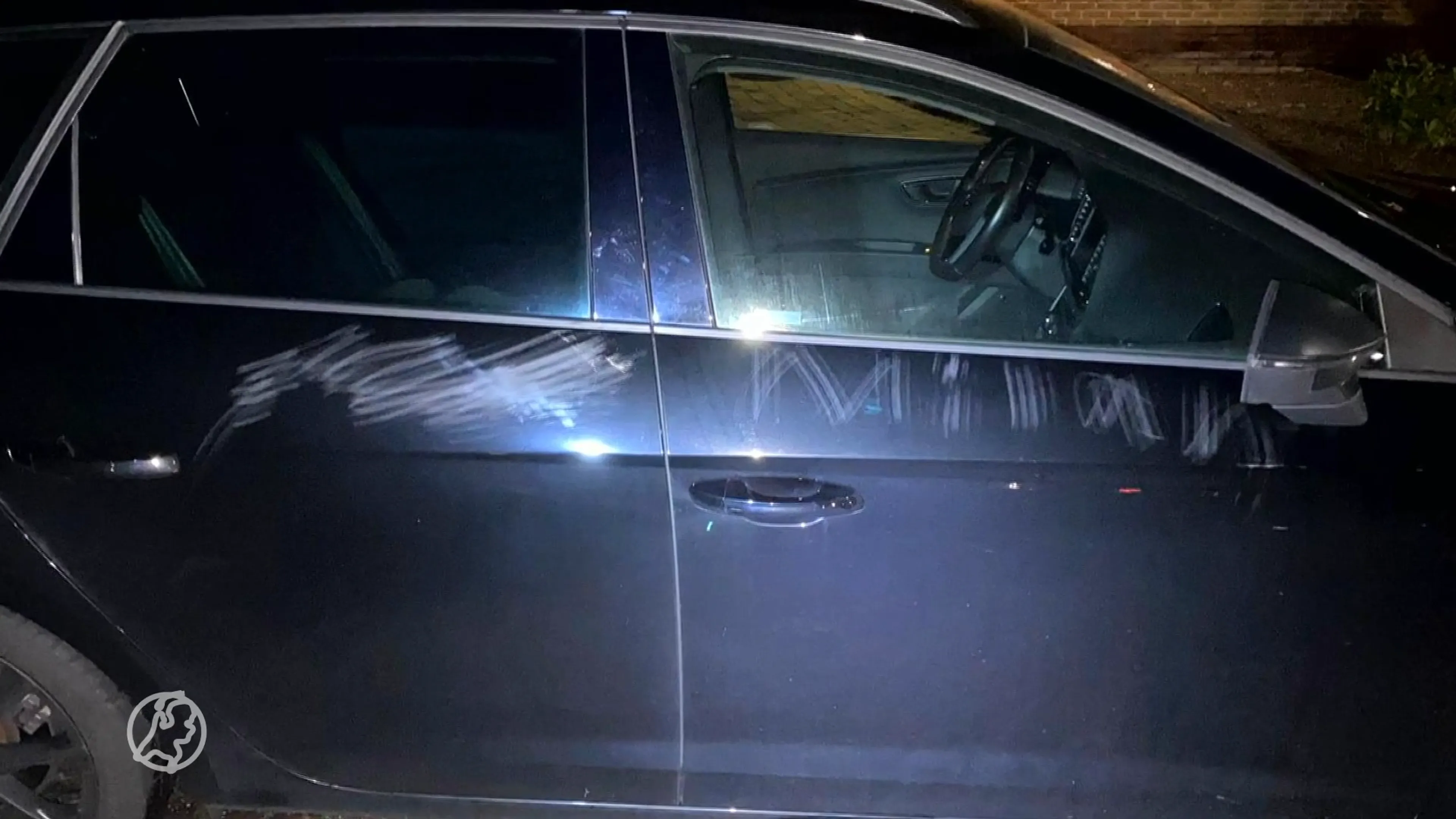 Buurt op scherp door vandaal die tiental auto’s onderkrast