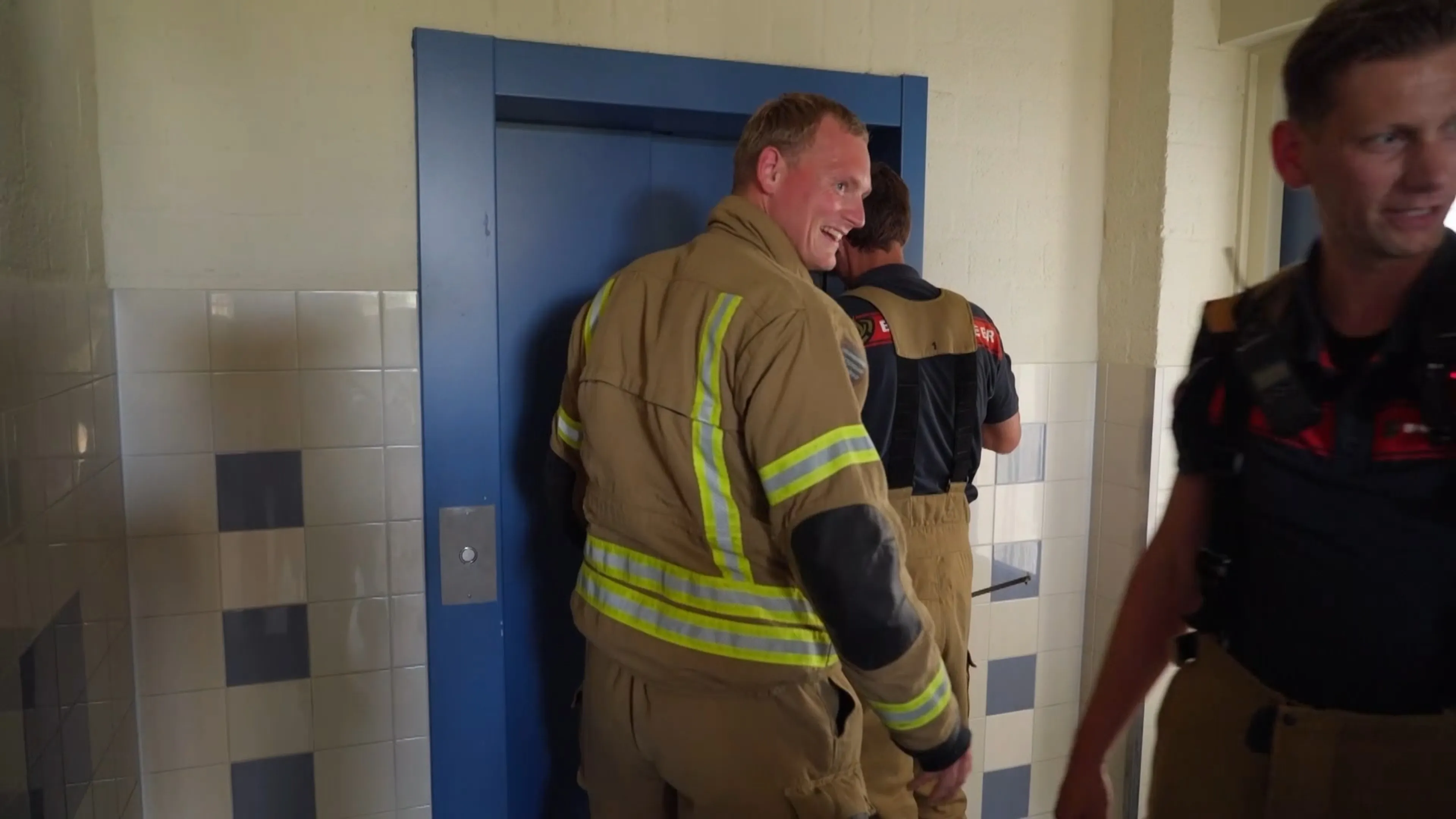 Brandweer staat versteld van ontspannen liftpassagier