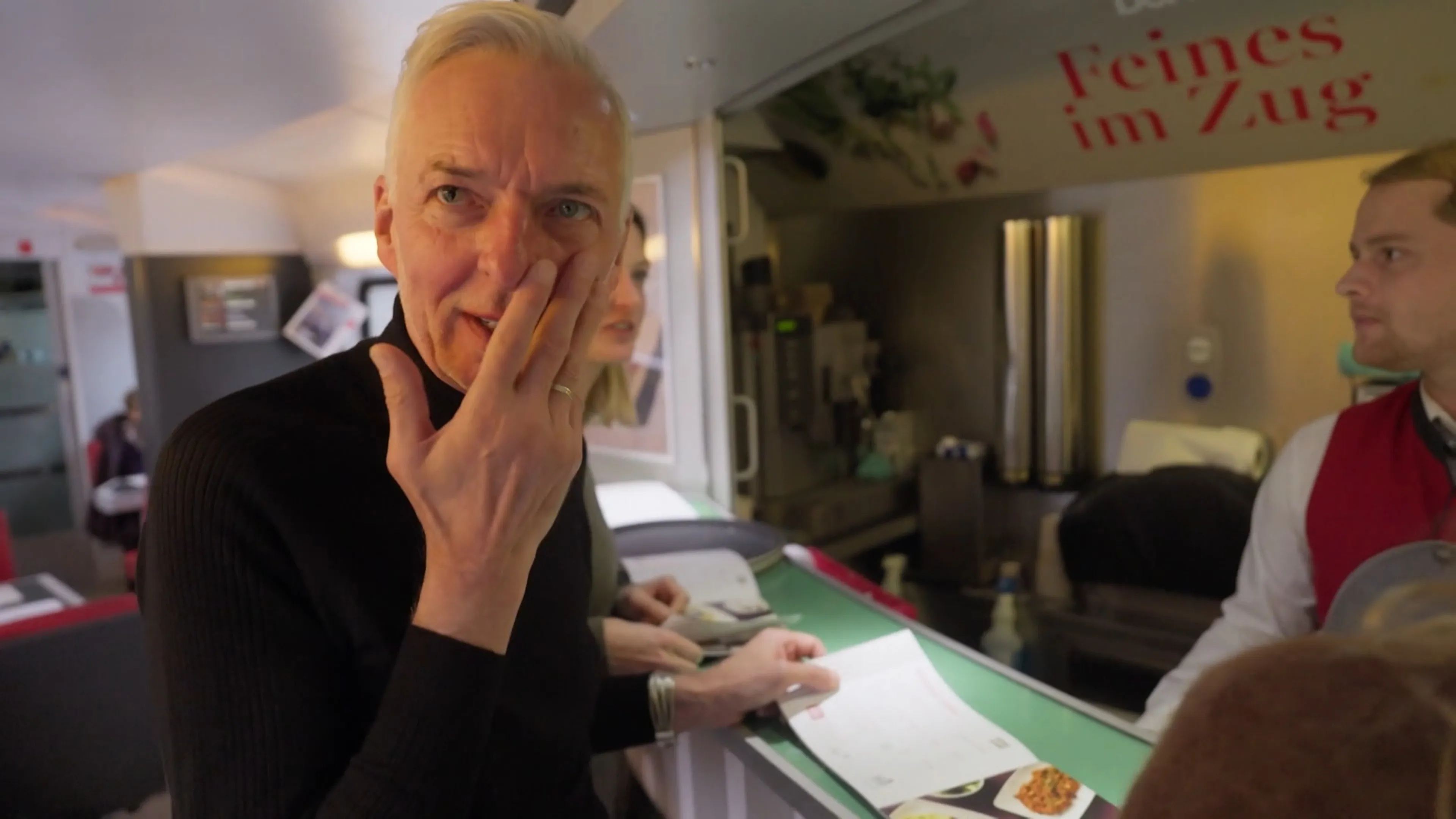 Martien schreeuwt het uit in de trein: 'Bijna een hartversachung!'