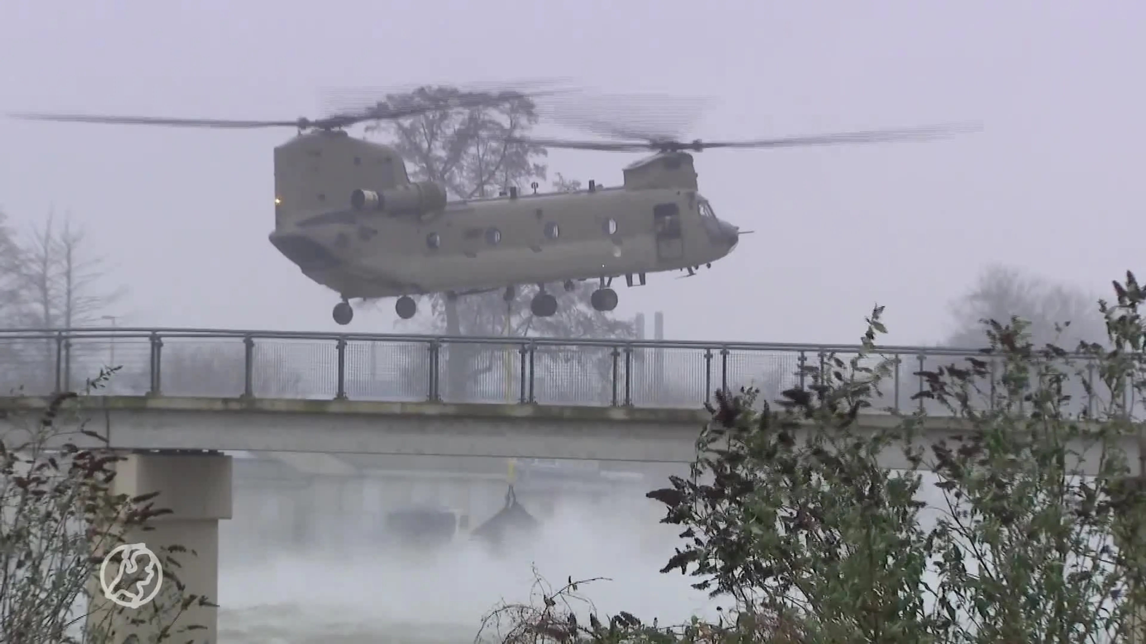 Aannemers en militairen weer verder met bouw nooddam Maastricht