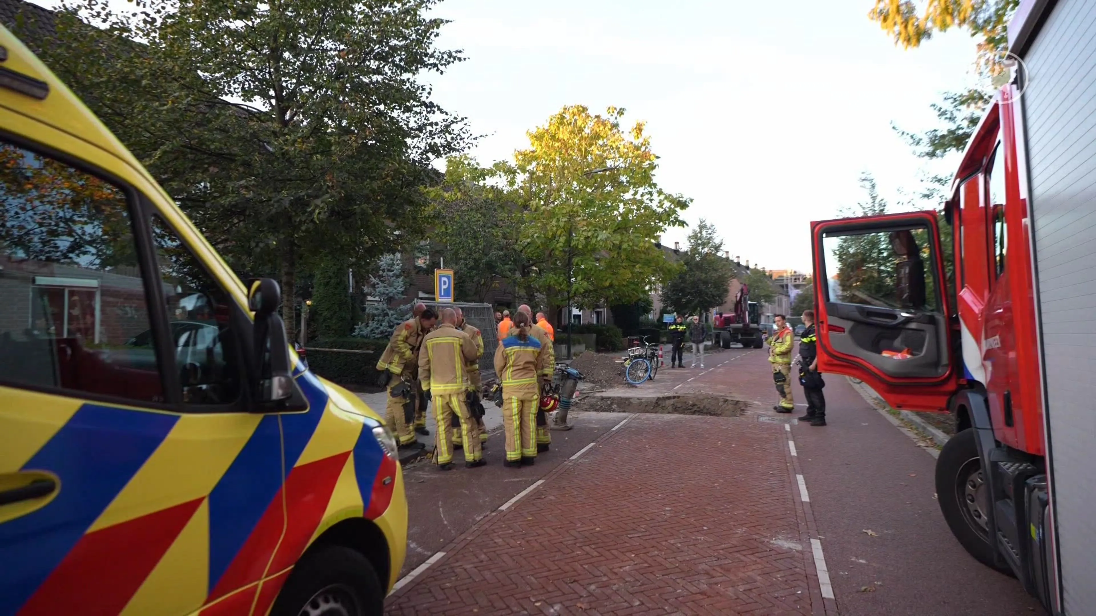 Vrouw op fiets in Eindhoven rijdt in gat en valt in put