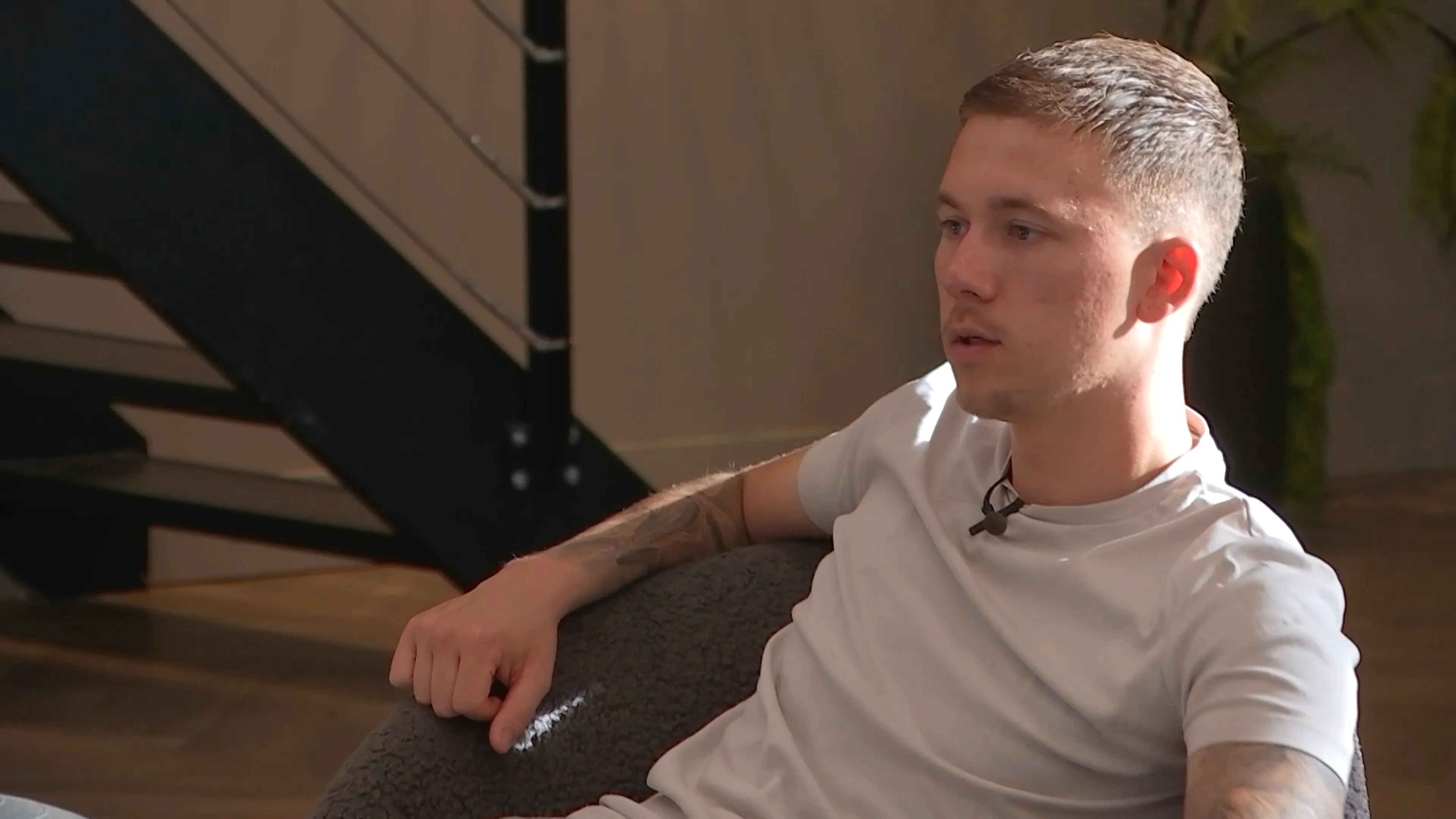 Ian moet afstand houden van Joshlyn: 'Geen intieme knuffels'