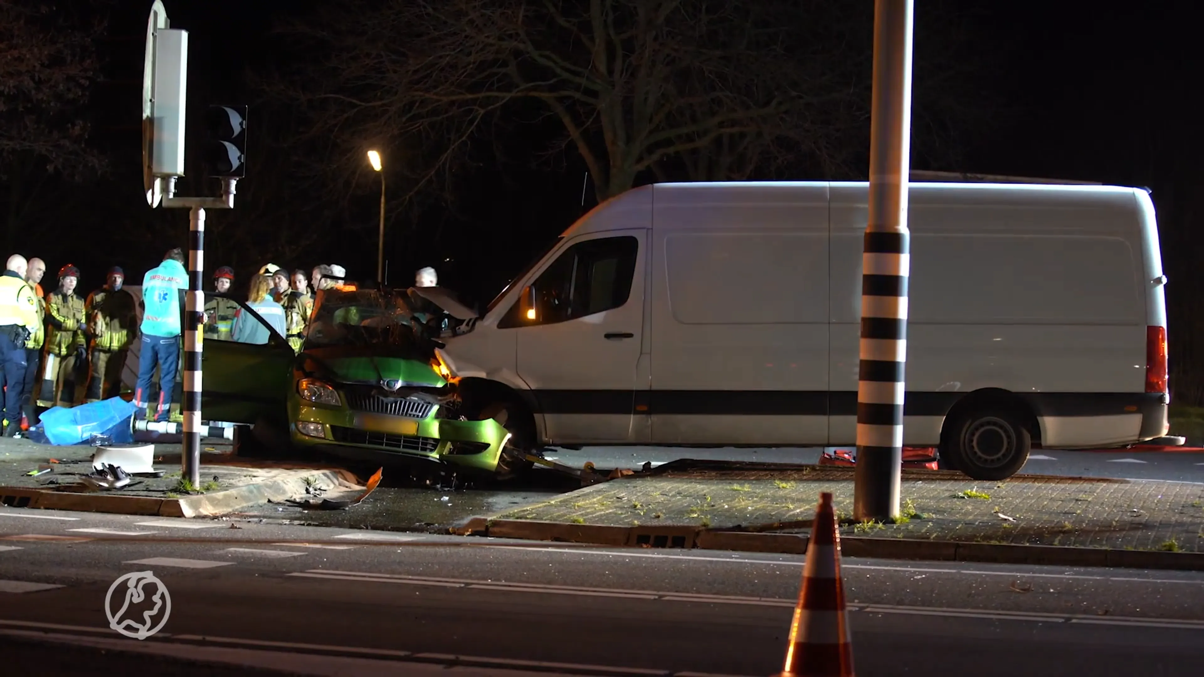 Automobilist bekneld na ongeluk op beruchte kruising Raalte