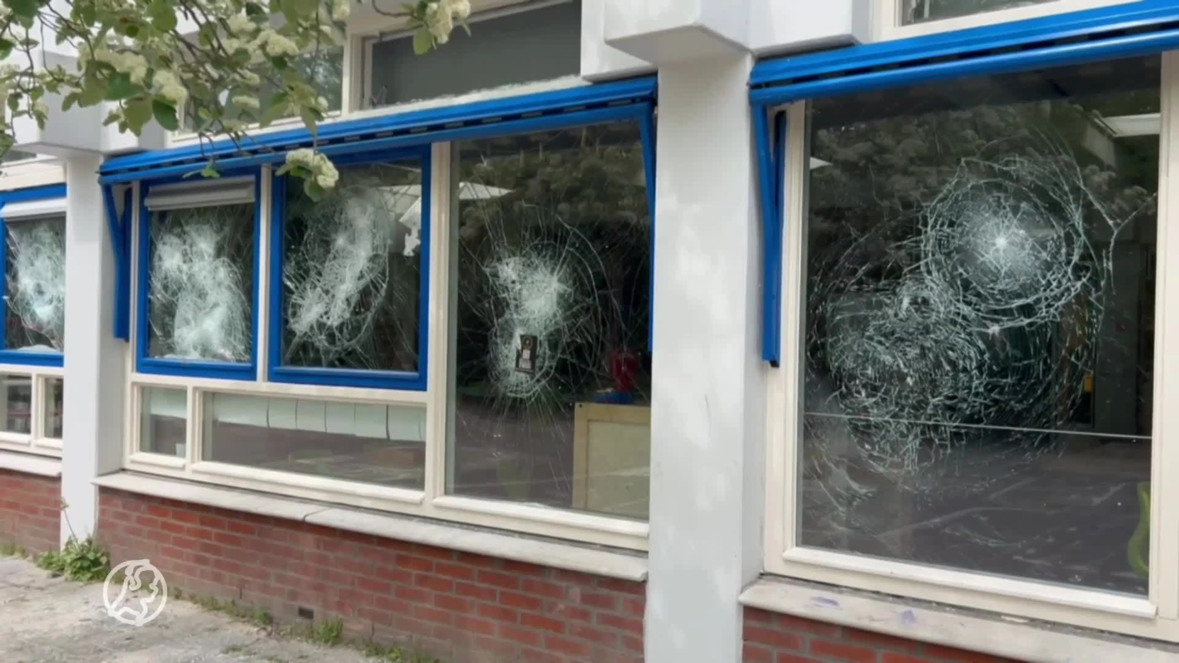 Vandalen vernielen tientallen ruiten van basisschool in Lelystad: 'Enorme ravage'