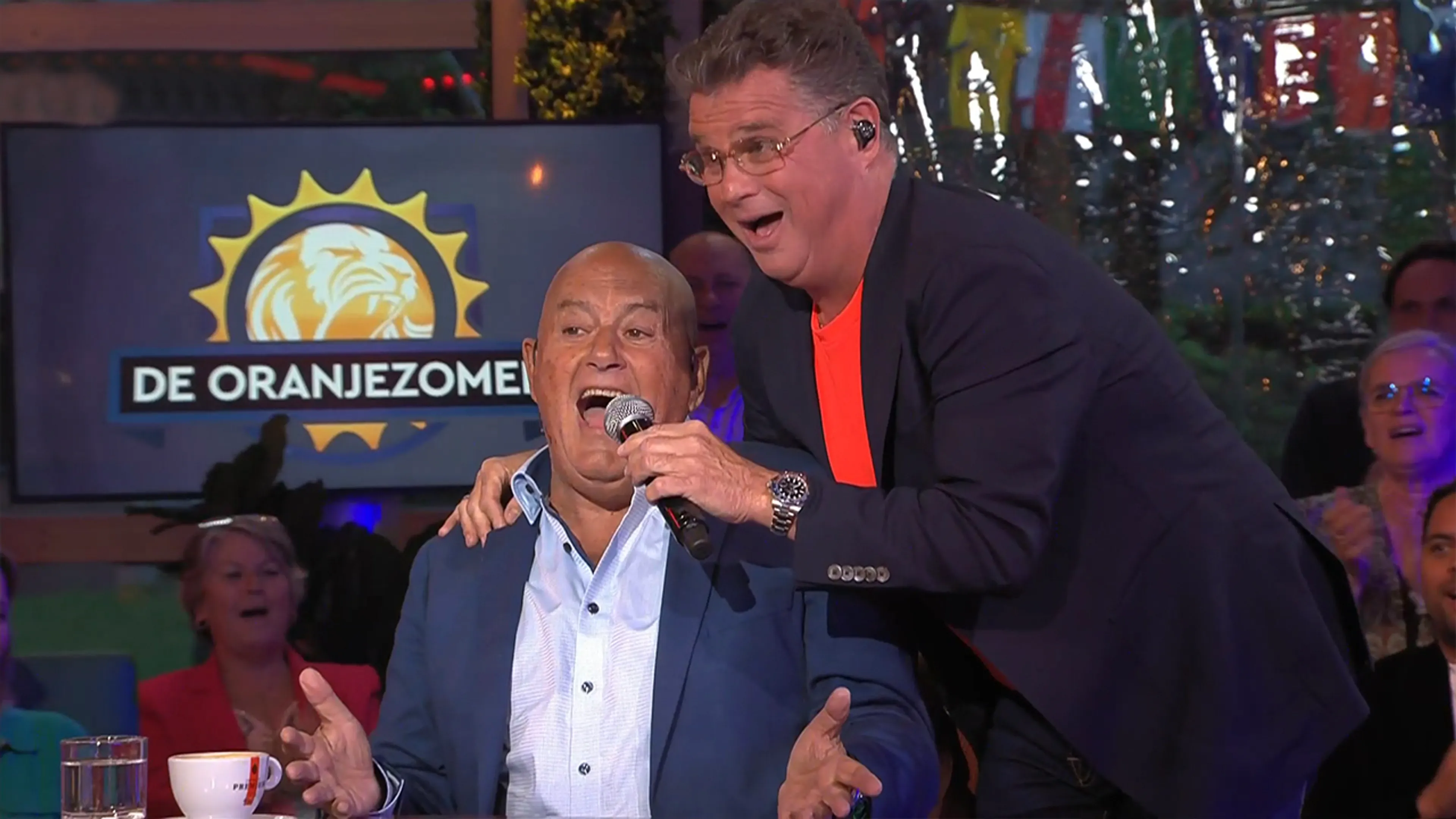 Wolter Kroes zingt 'Viva Hollandia' met De Oranjezomer-tafel!