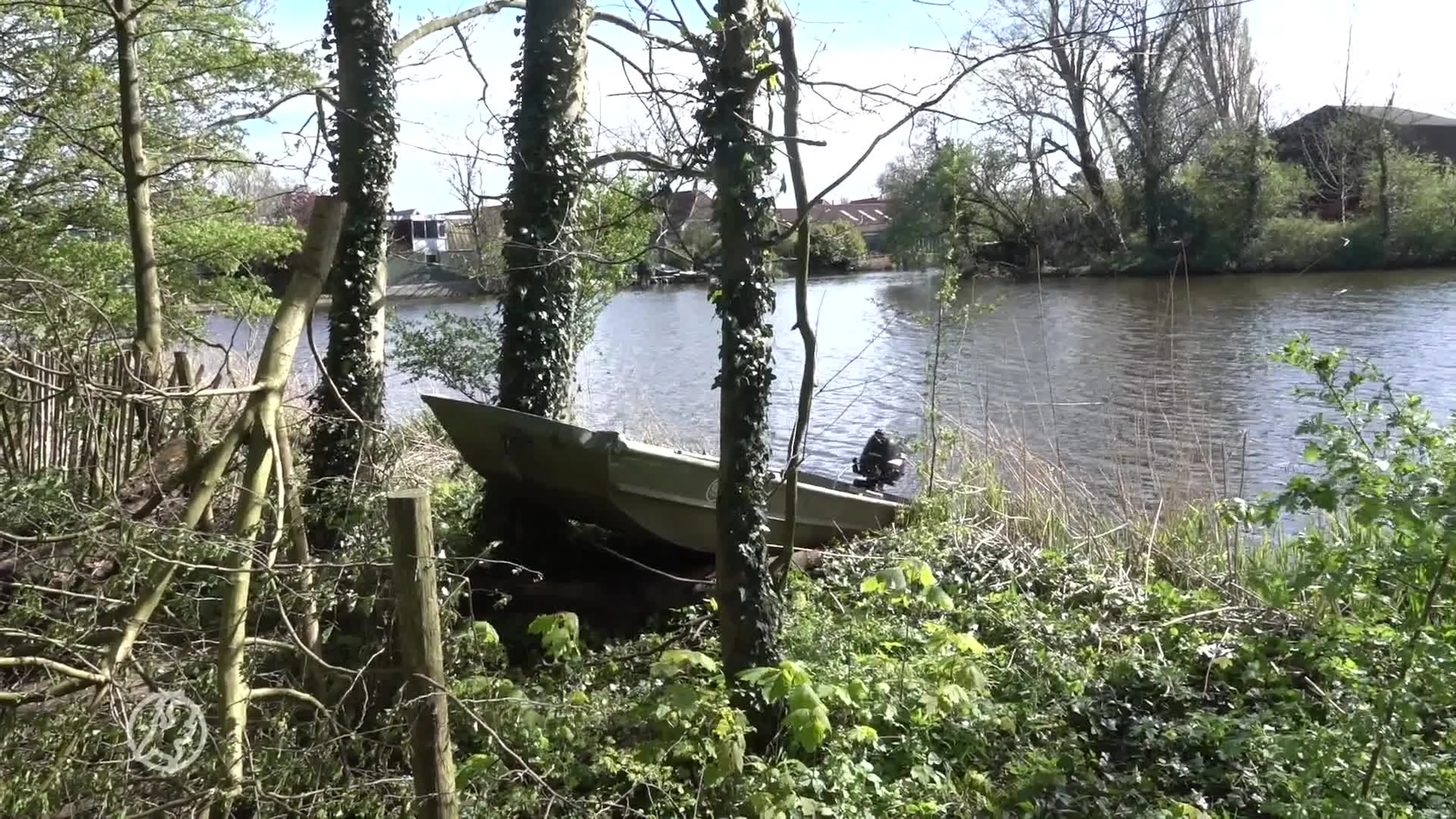 Twee meisjes gewond nadat jongen met boot over ze heen vaart