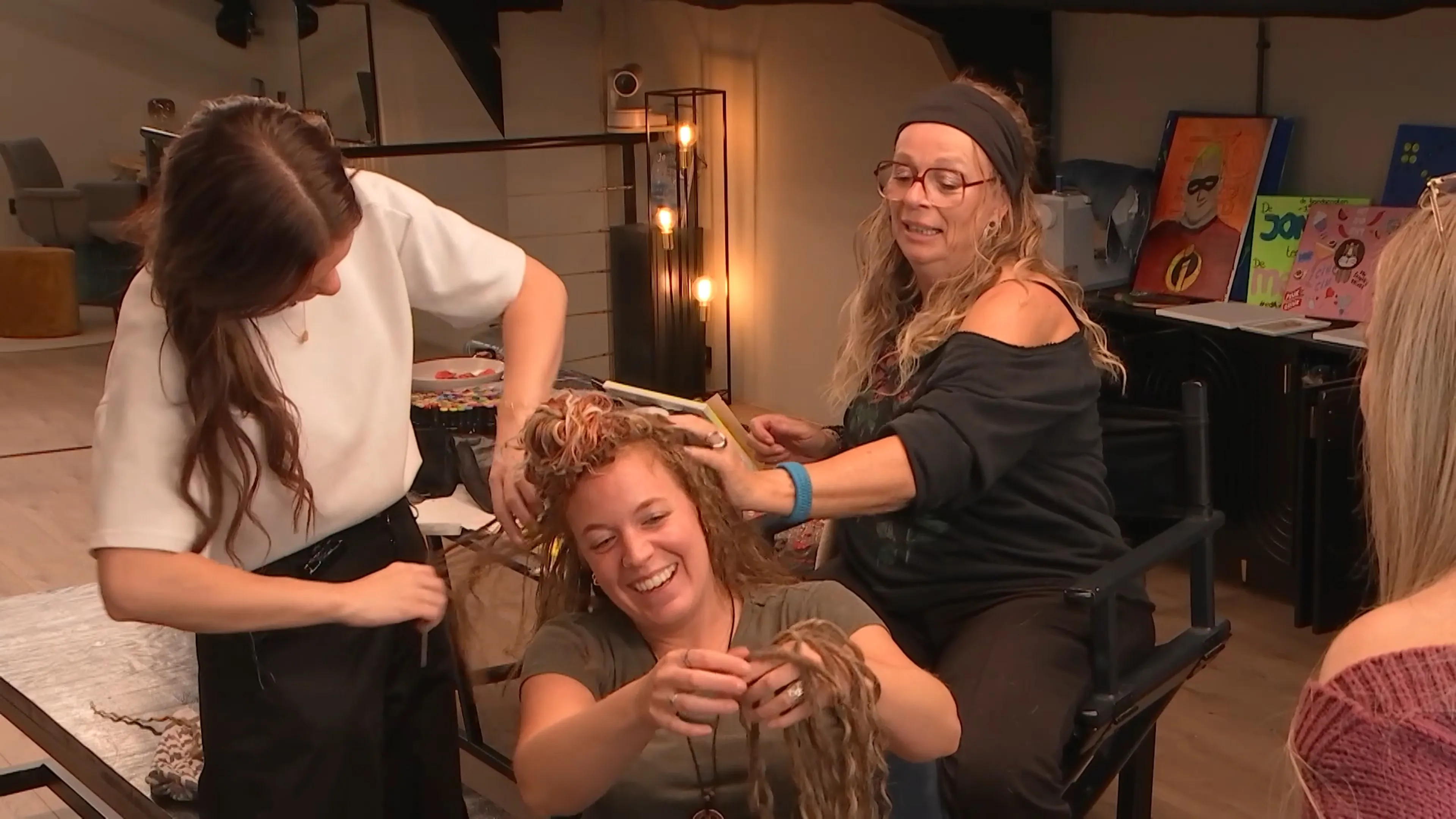 Yvonne neemt afscheid van haar dreads