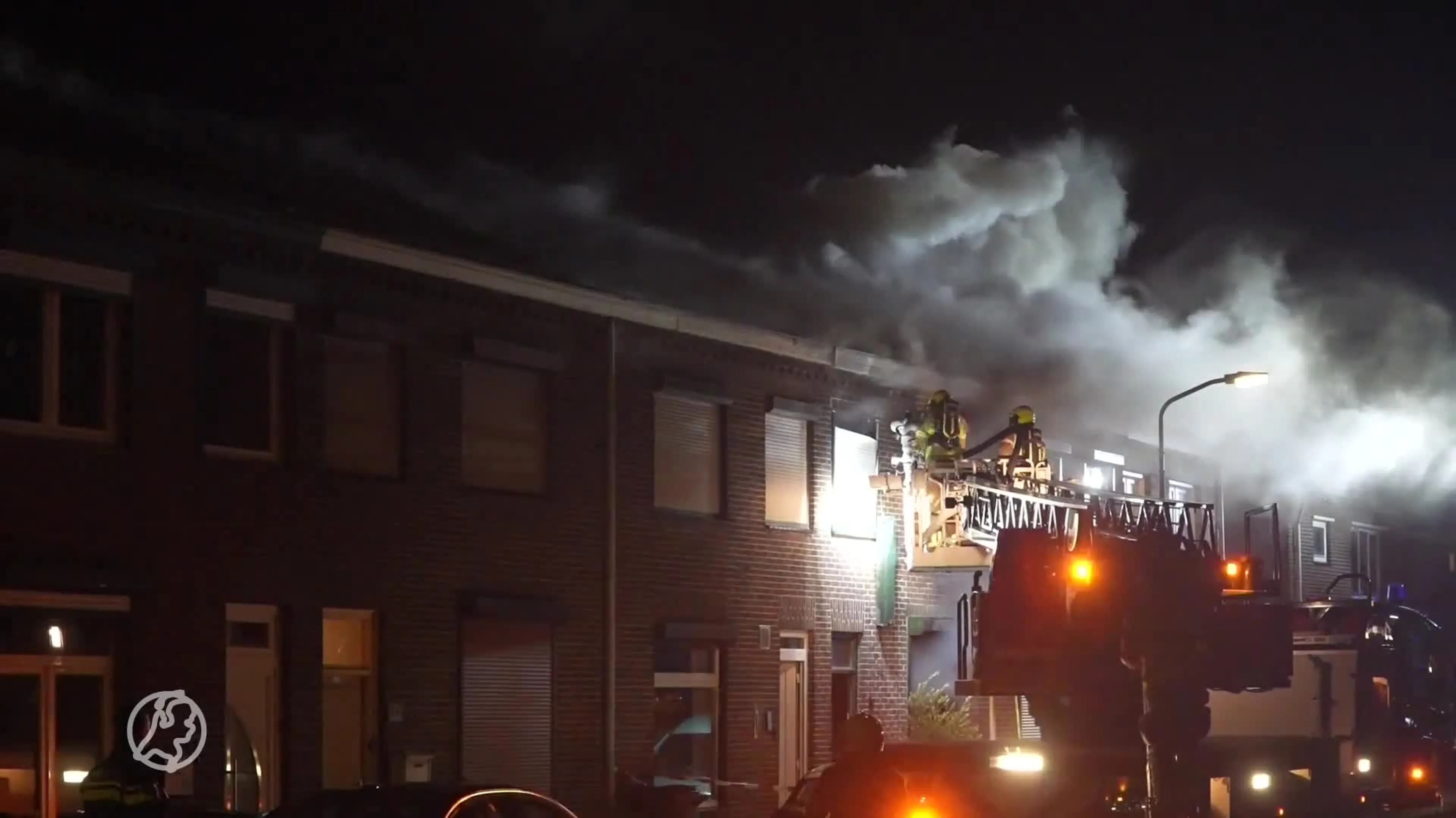 Huis in Weert compleet afgebrand: bewoner naar het ziekenhuis en hond overleden