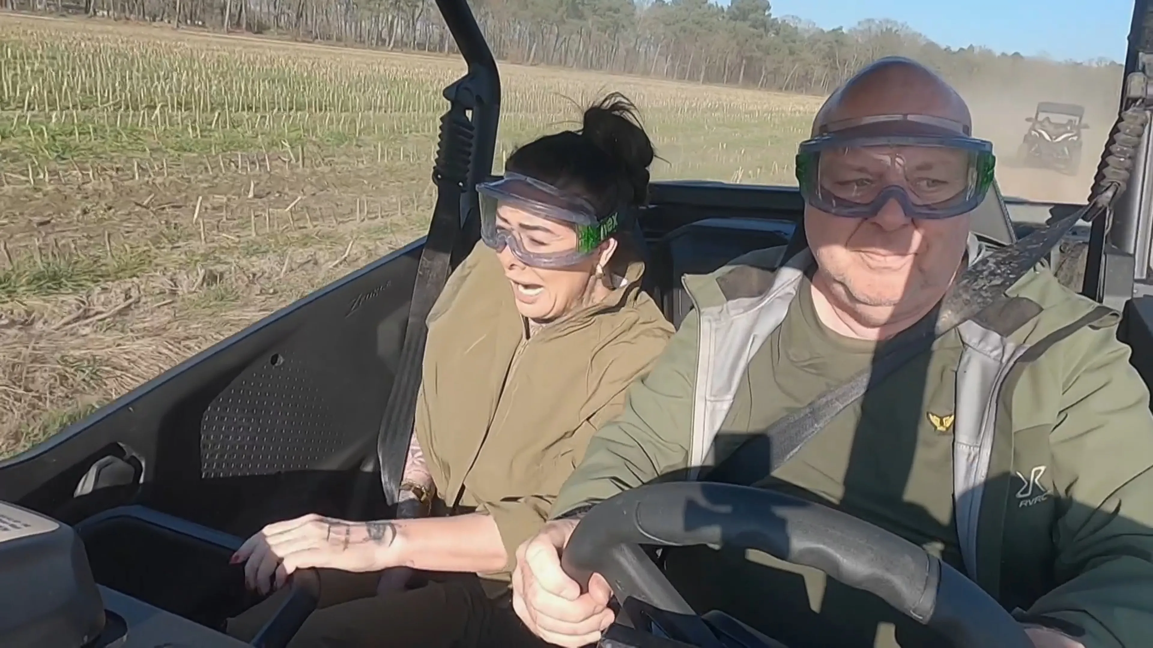 Wendy gaat bijna over haar nek in de buggy