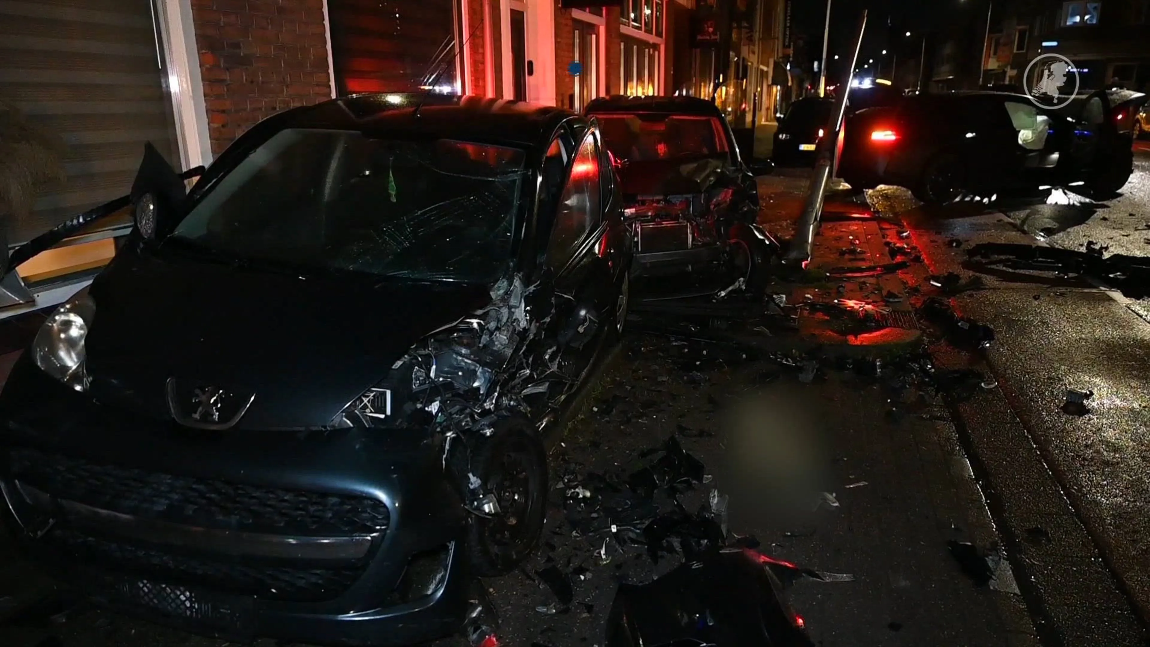 Ravage na crash met Duitse huurauto in Tilburg, bestuurder verdwenen