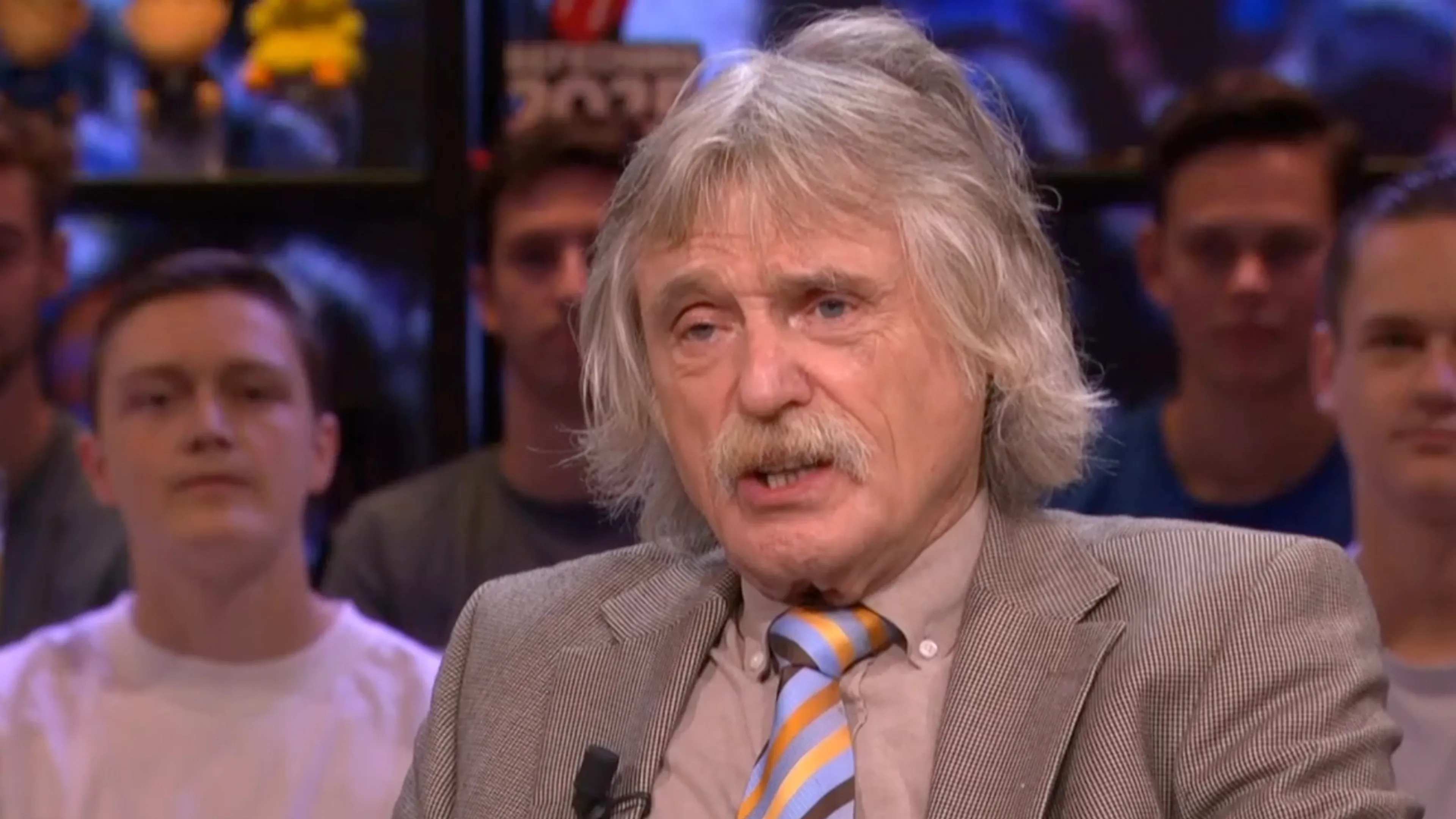 Johan Derksen heeft zich 'ontzettend gestoord' aan de NOS/NPO: 'Ik vind het een soort discriminatie!'