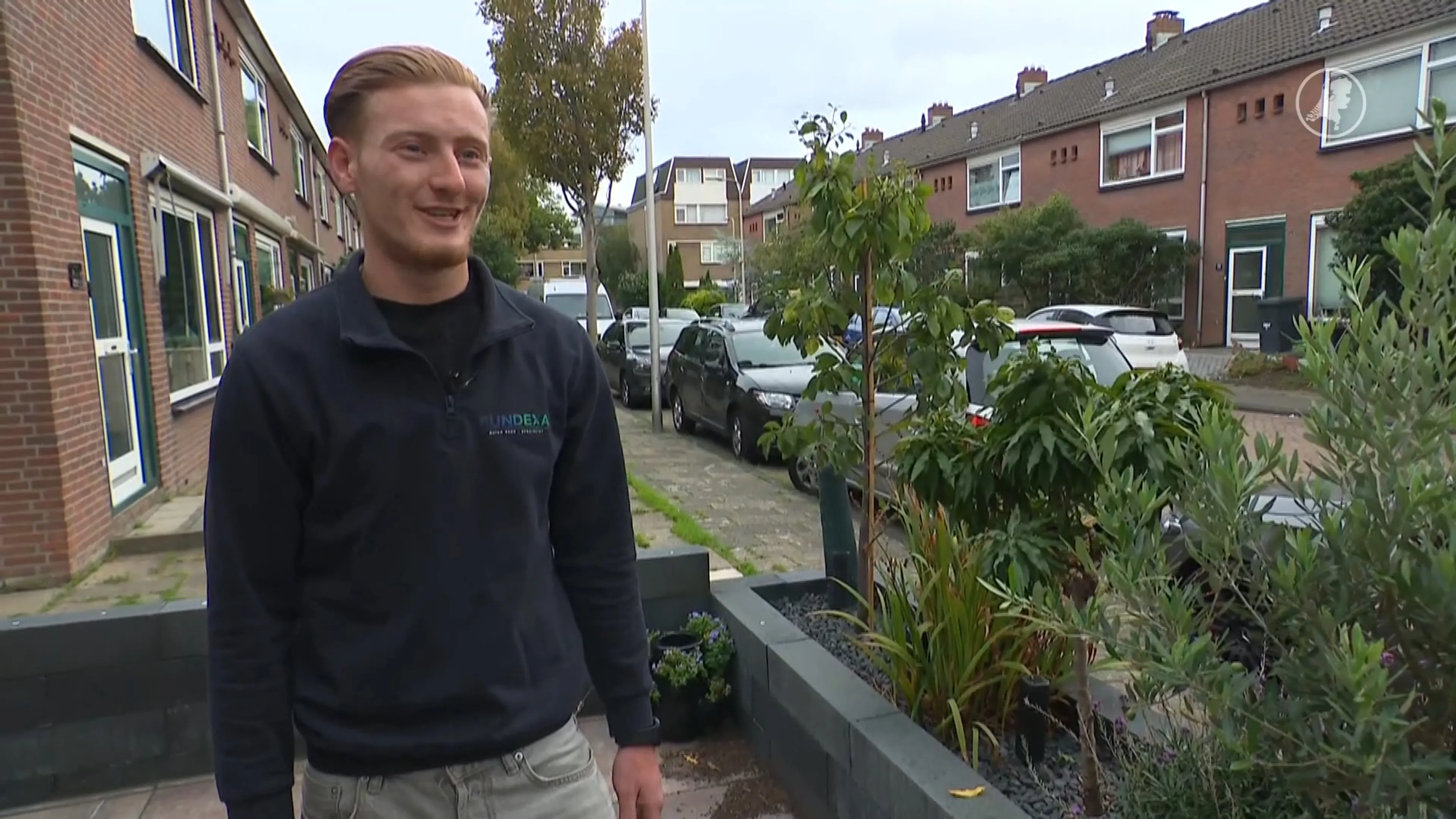 Tom (23) schrikt zich het leplazarus na ontmoeting met slang in voortuin