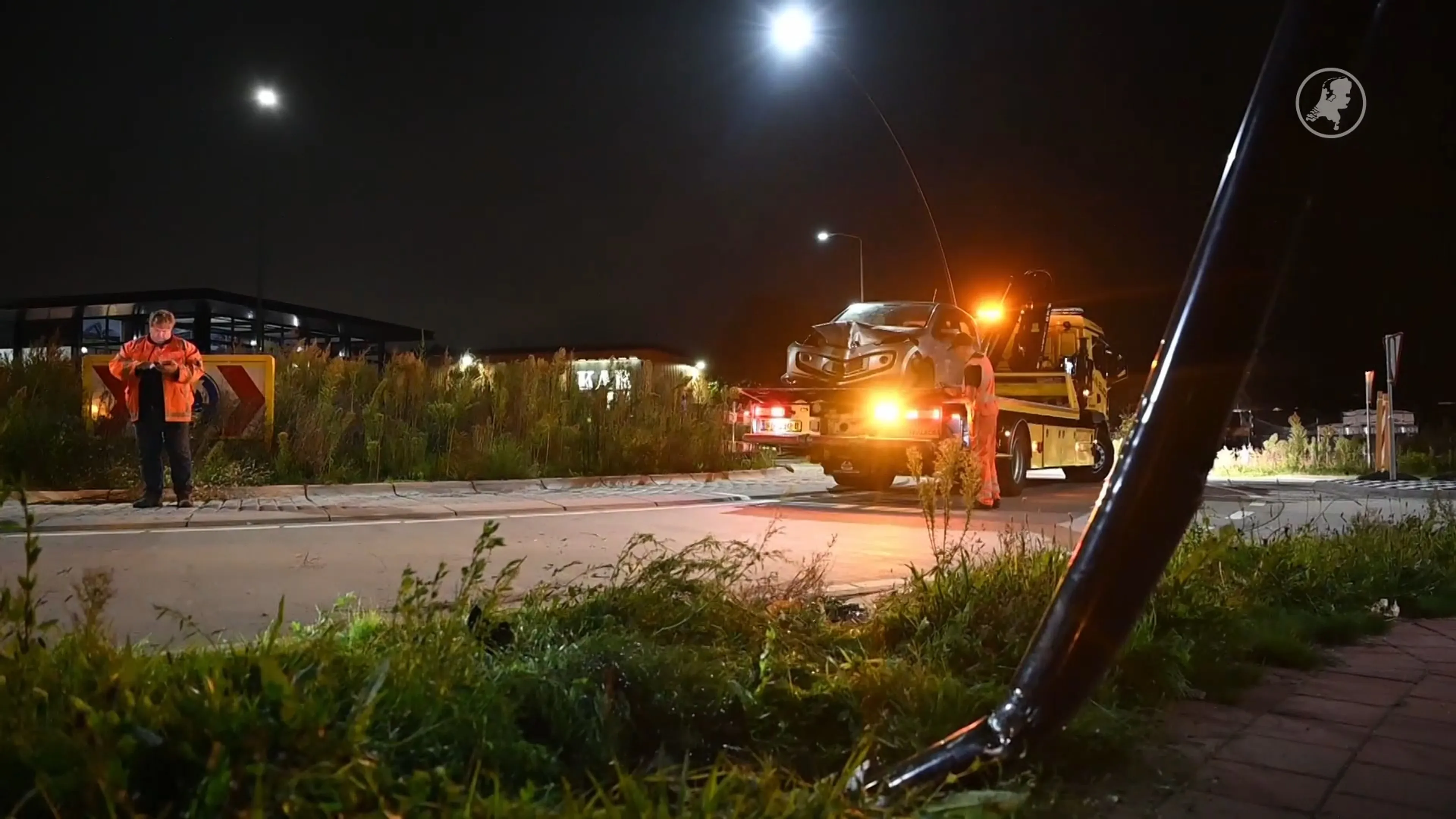 Auto botst op lantaarnpaal, bestuurder en kentekens verdwenen