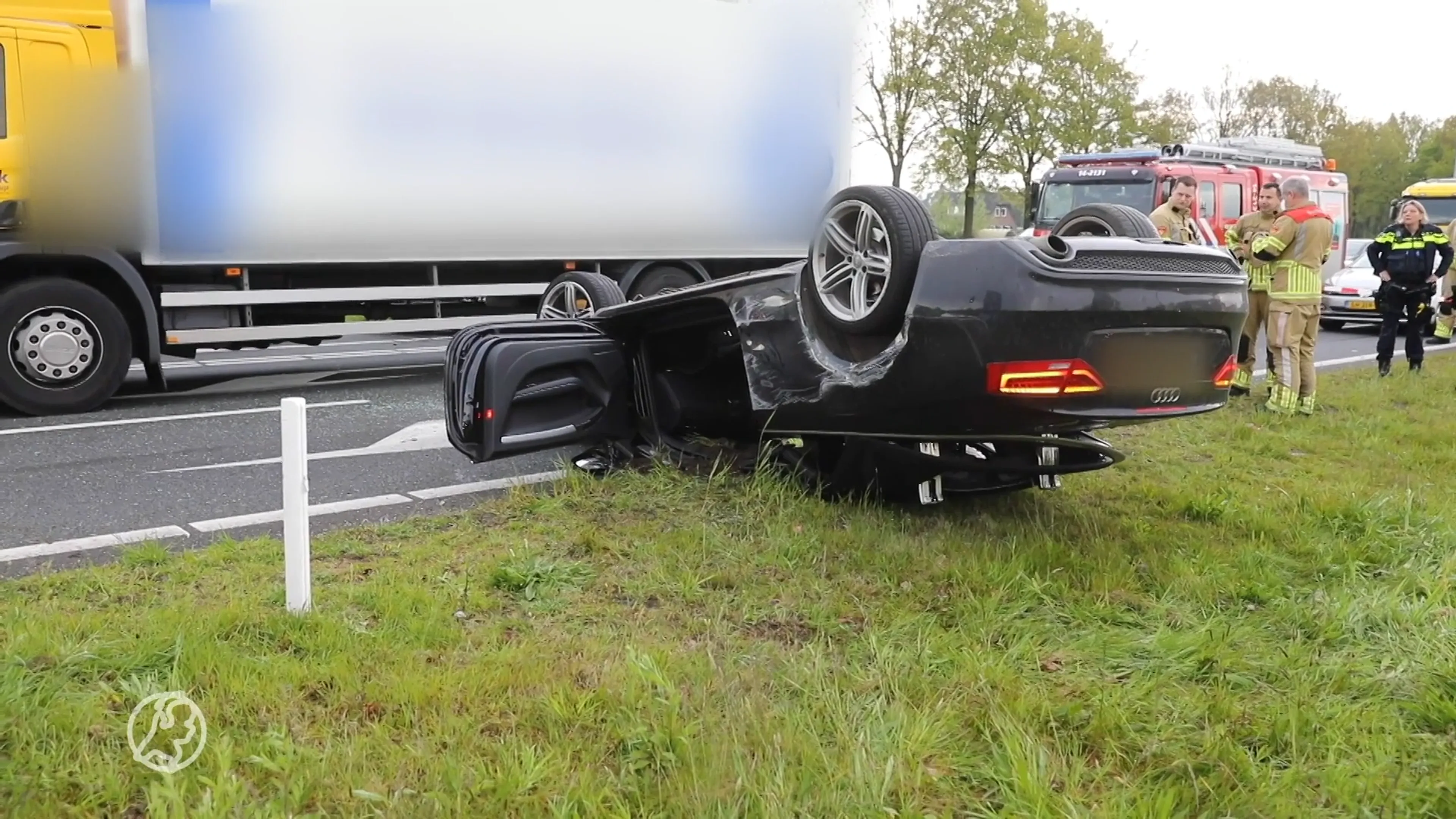 Gewonden bij kop-staartbotsing met meerdere voertuigen in Baarn, één auto op de kop